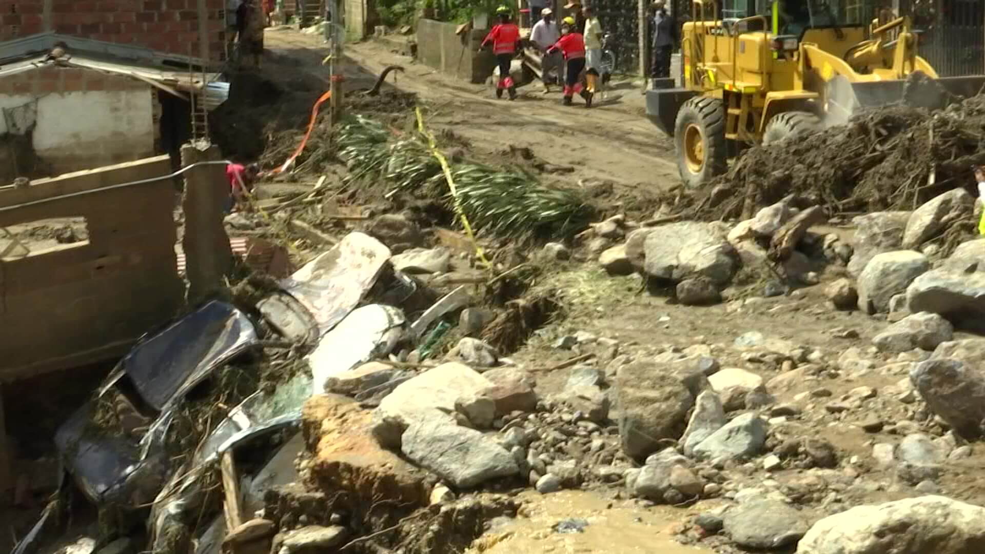 Tres muertos deja avenida torrencial