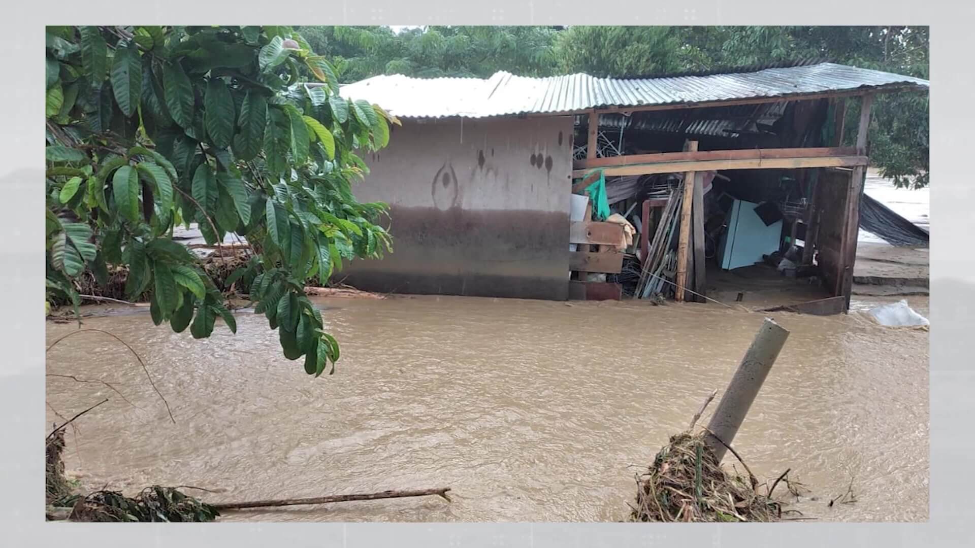 Vereda Caney inundada por desbordamiento