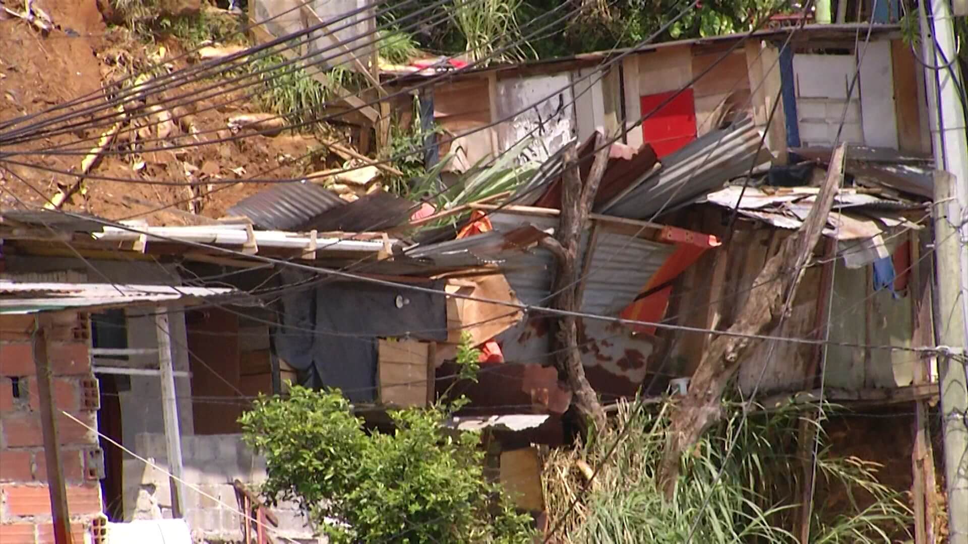 7 familias evacuadas por alto riesgo