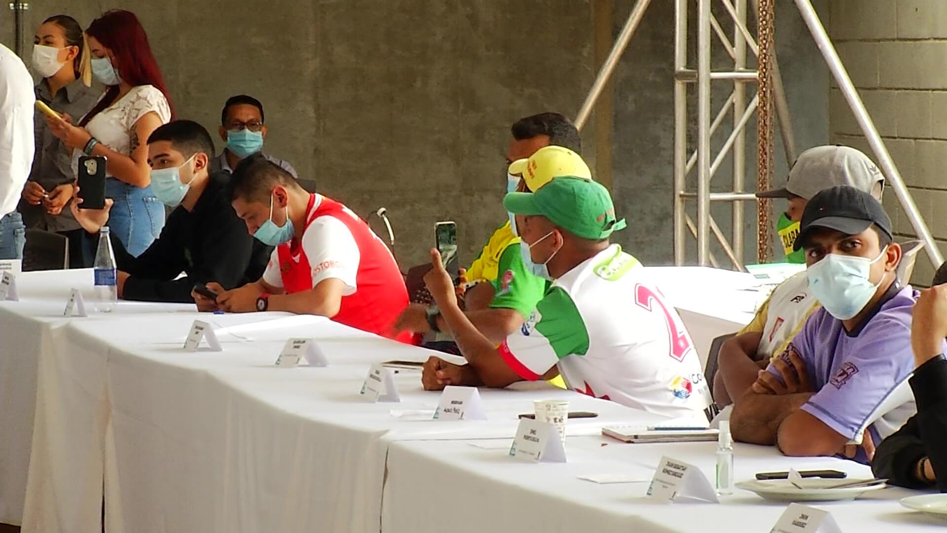 Barras de fútbol se reunieron con alcalde de Medellín