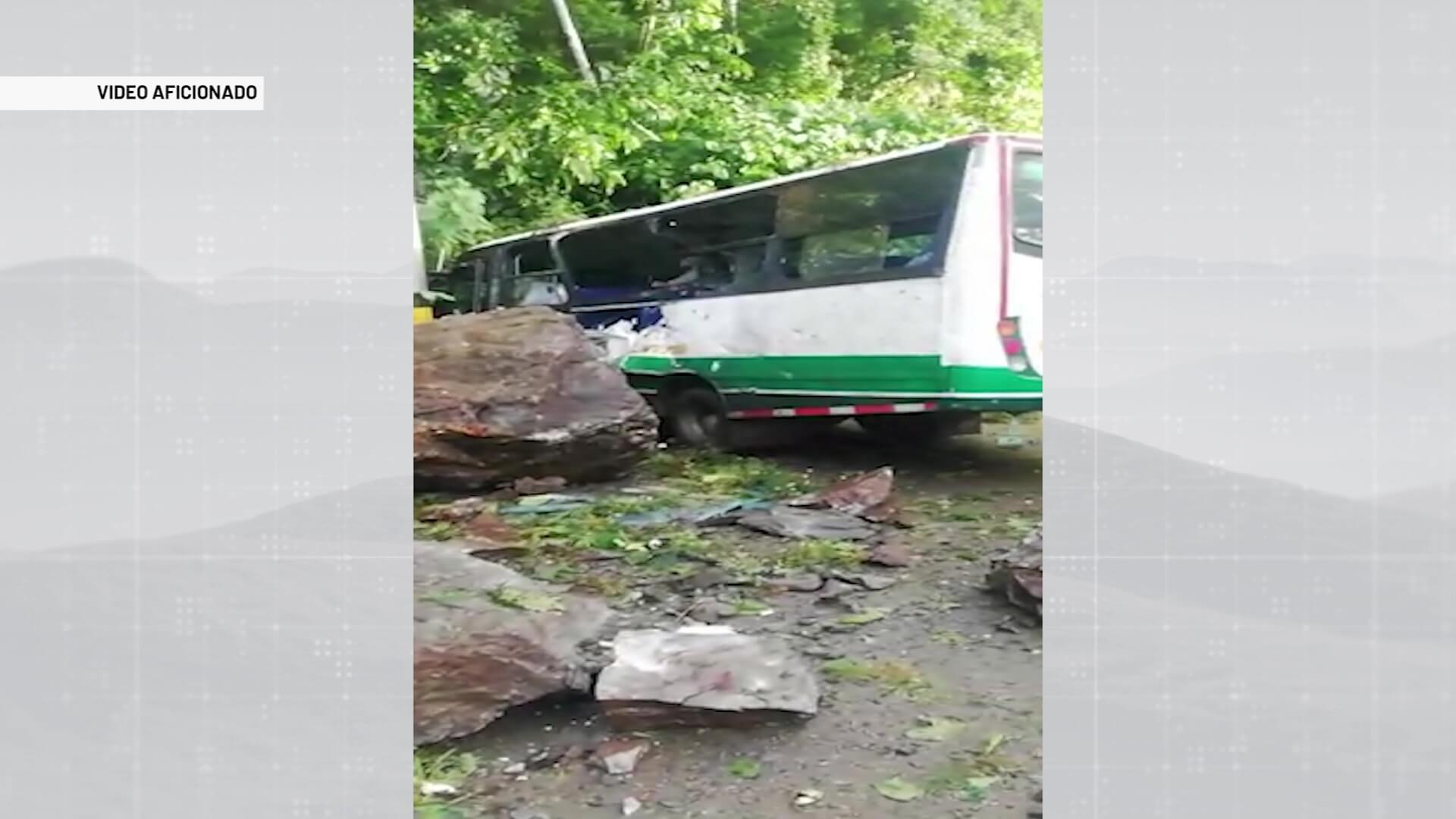 Alud de rocas cayó sobre bus con 18 personas