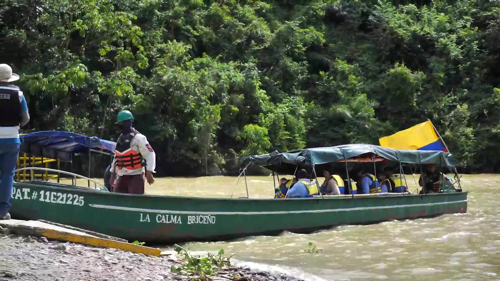 Continúa transporte fluvial debido a taponamiento vial en Ituango