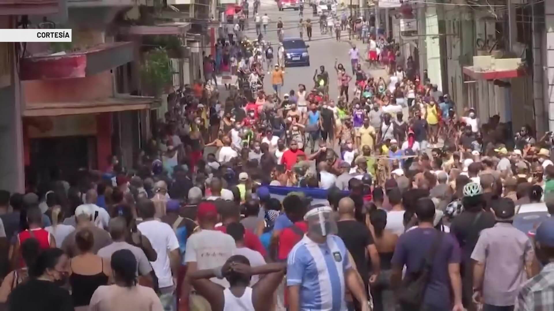 Cubanos piden libertad política y productos básicos