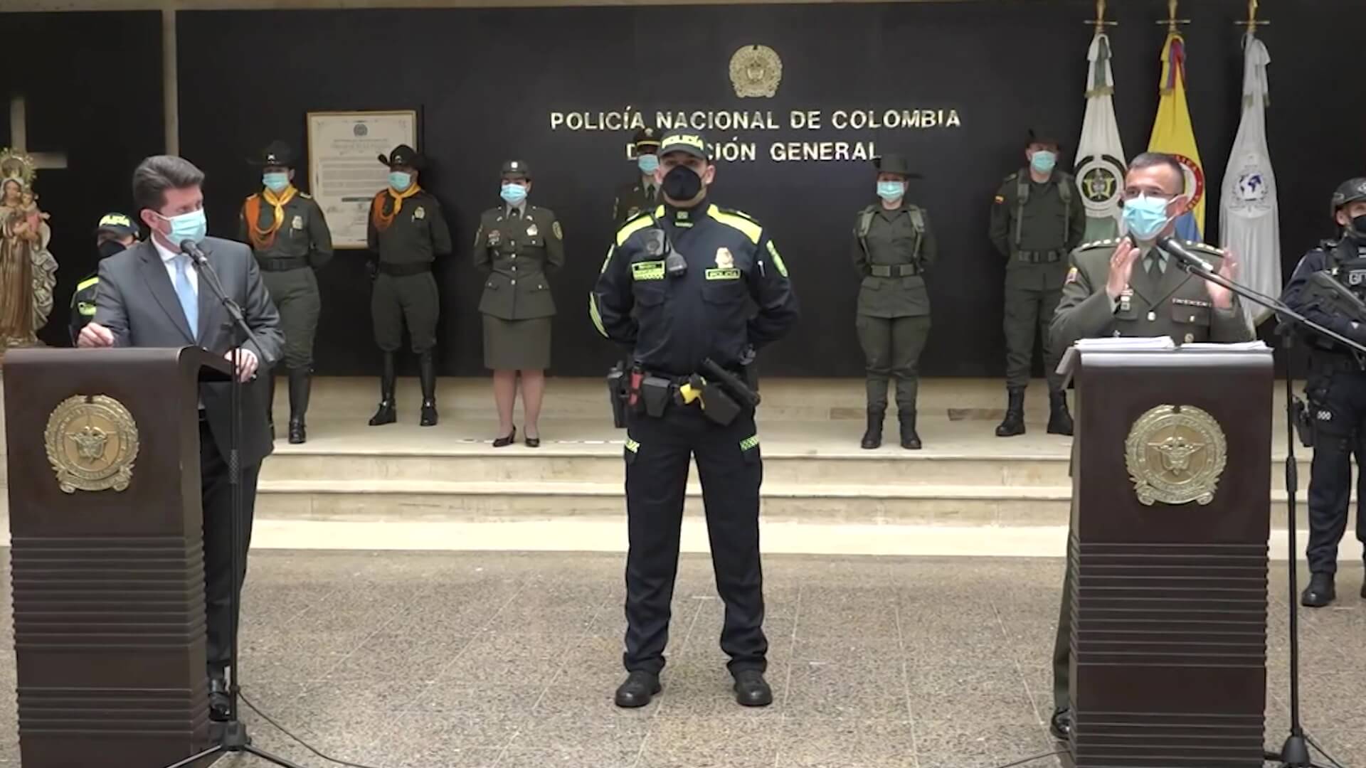 Desde el lunes, policías del metro con nuevo uniforme