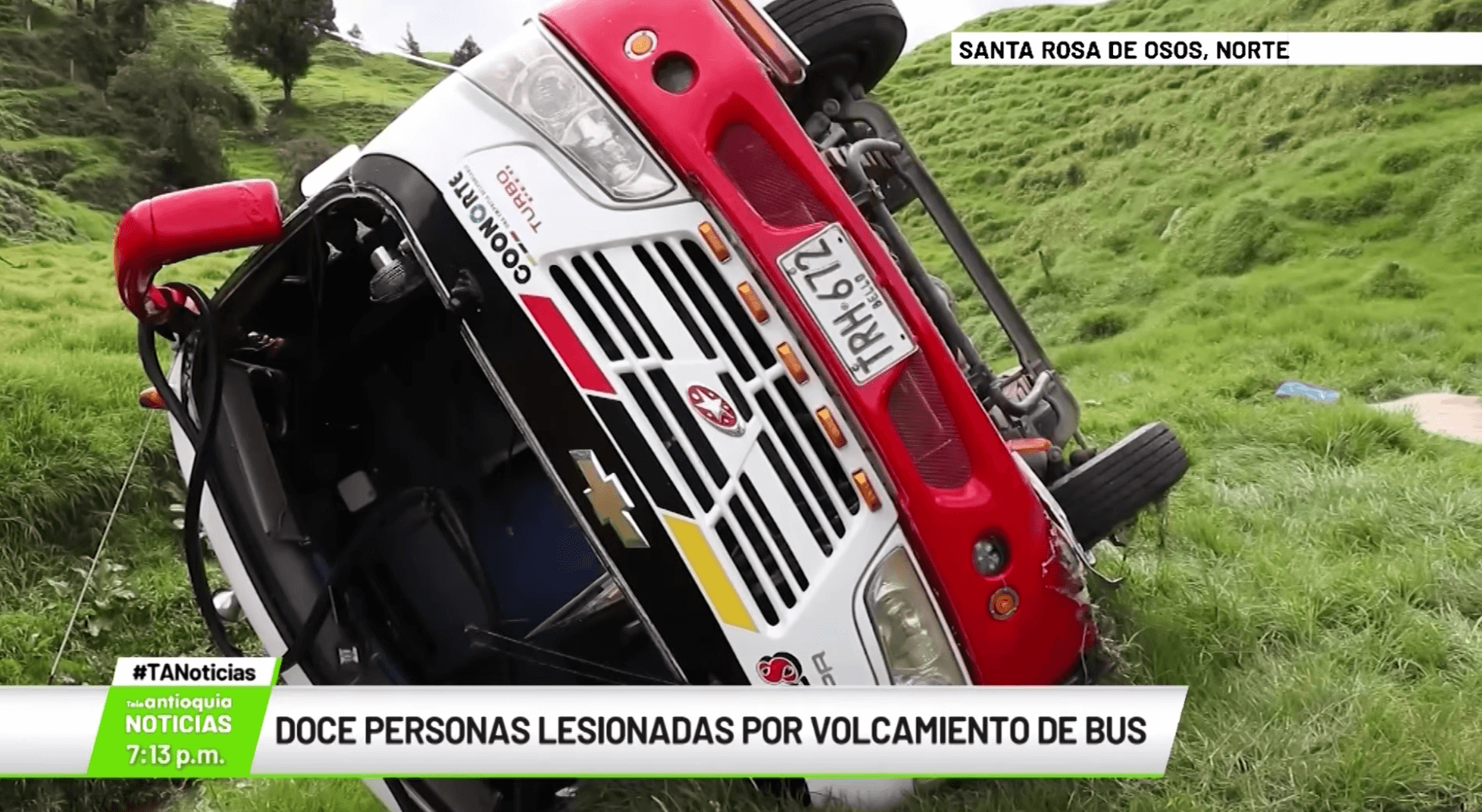 Doce personas lesionadas por volcamiento de bus