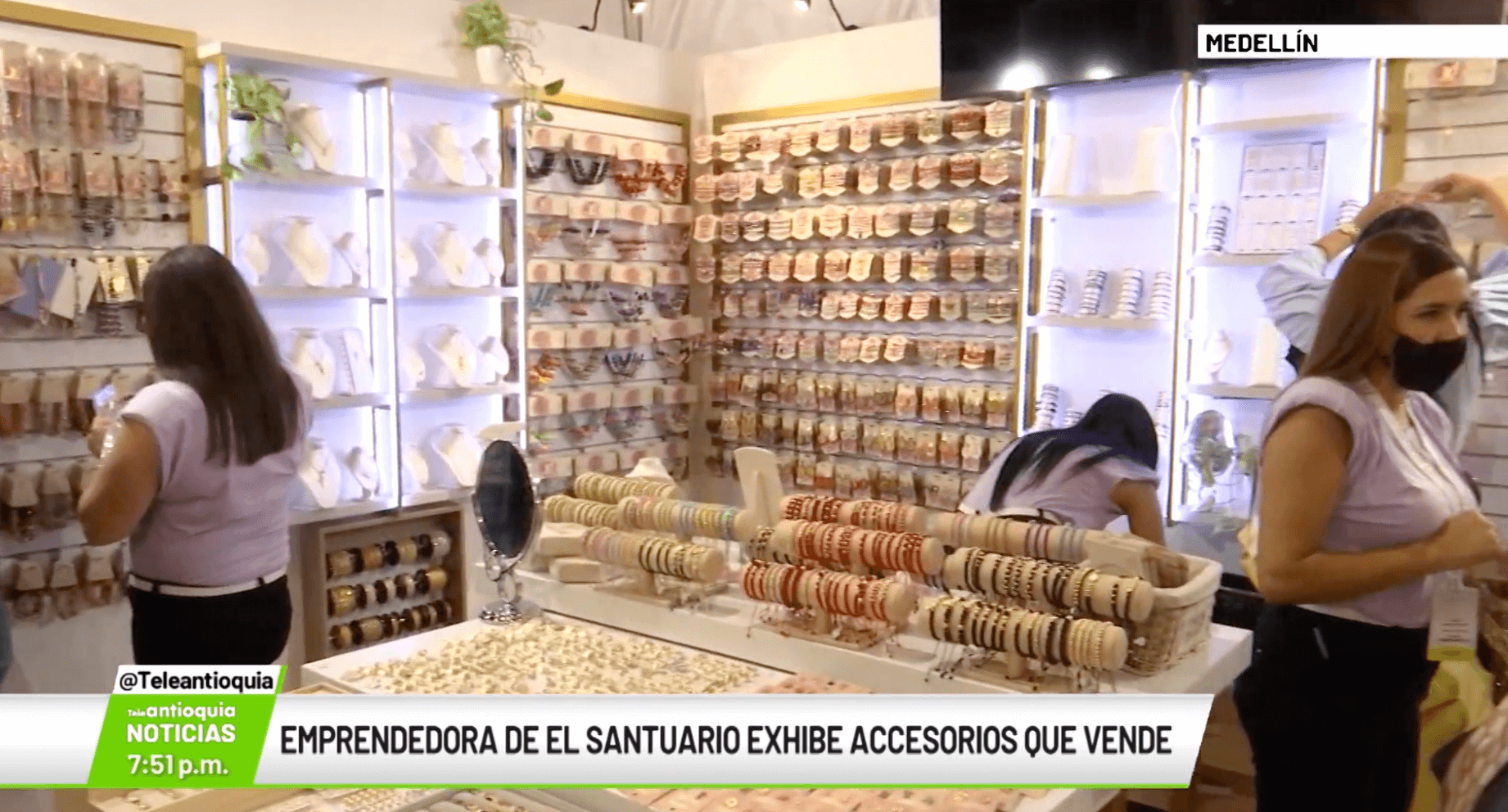 Emprendedora de El Santuario exhibe accesorios que vende