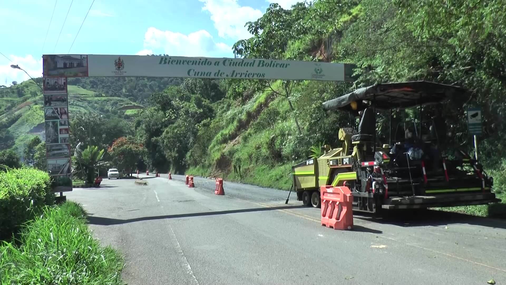 Inició pavimentación de 4,5 km. entre Antioquia y Chocó