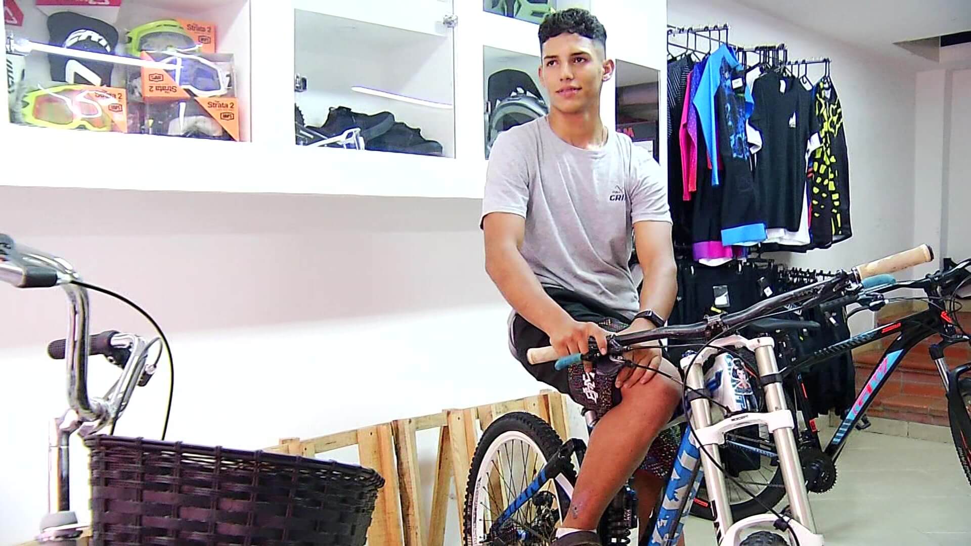 Joven caldeño busca competir con bicicleta propia