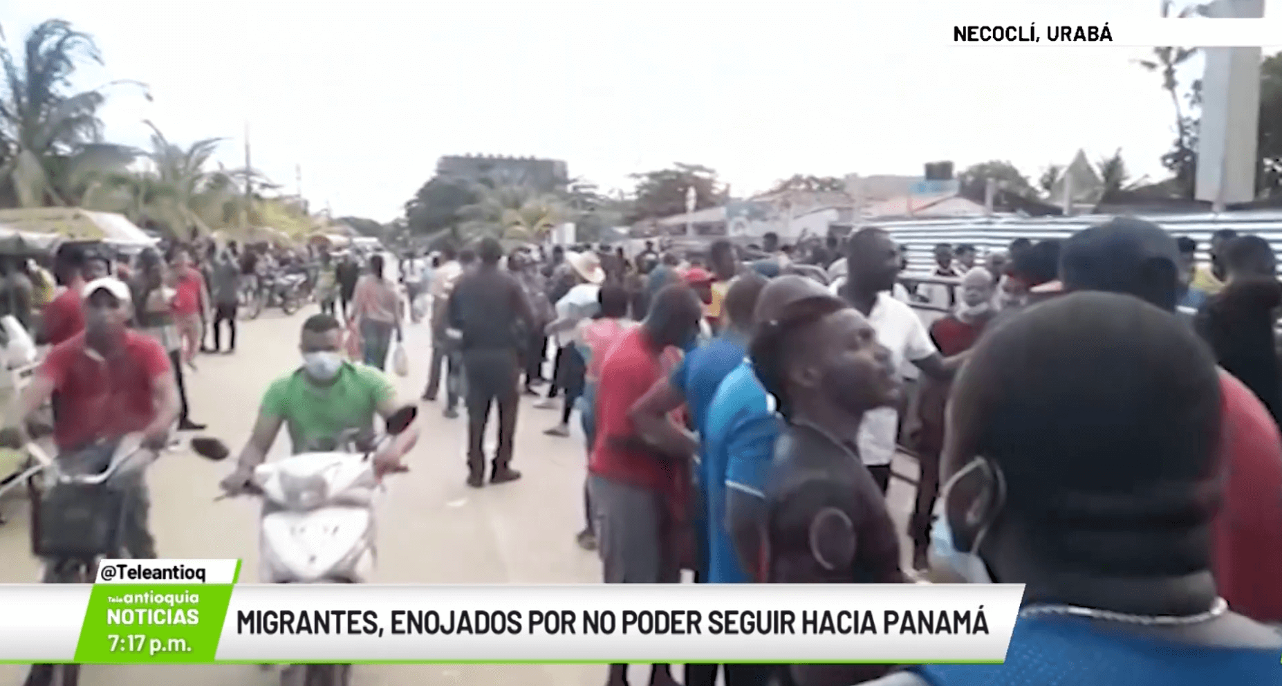 Migrantes enojados por no poder seguir hacia Panamá