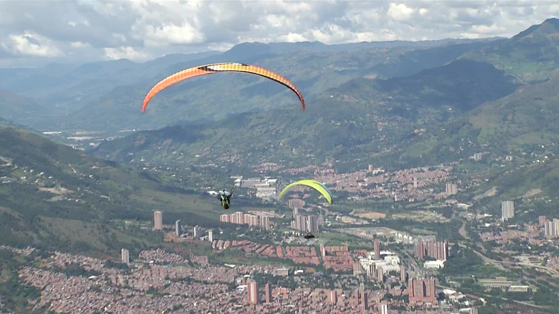 Parapentistas, sin ‘aterrizadero’ de emergencia en Bello