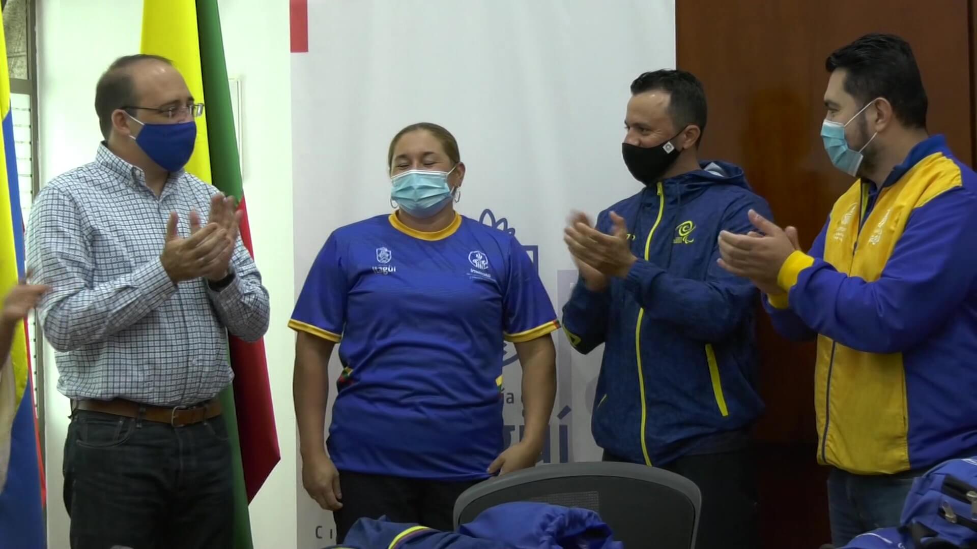 Yessenia Restrepo recibió la bandera de Itagüí