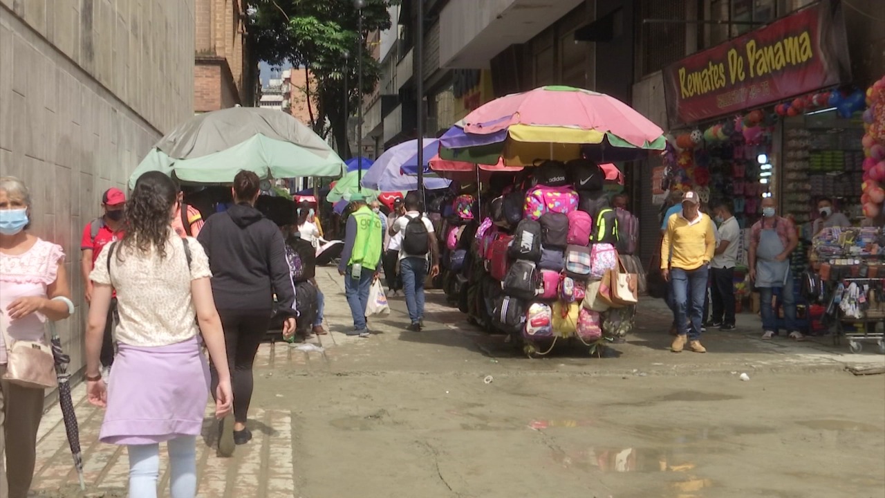 Denuncian ocupación del Parque Berrío con ventas informales