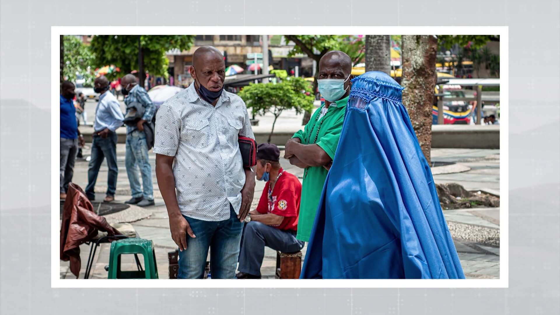 Experimento social muestra reacciones al ver mujer con burka