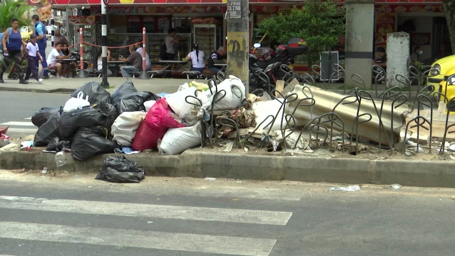 Multan a motocargueros por mala disposición de escombros