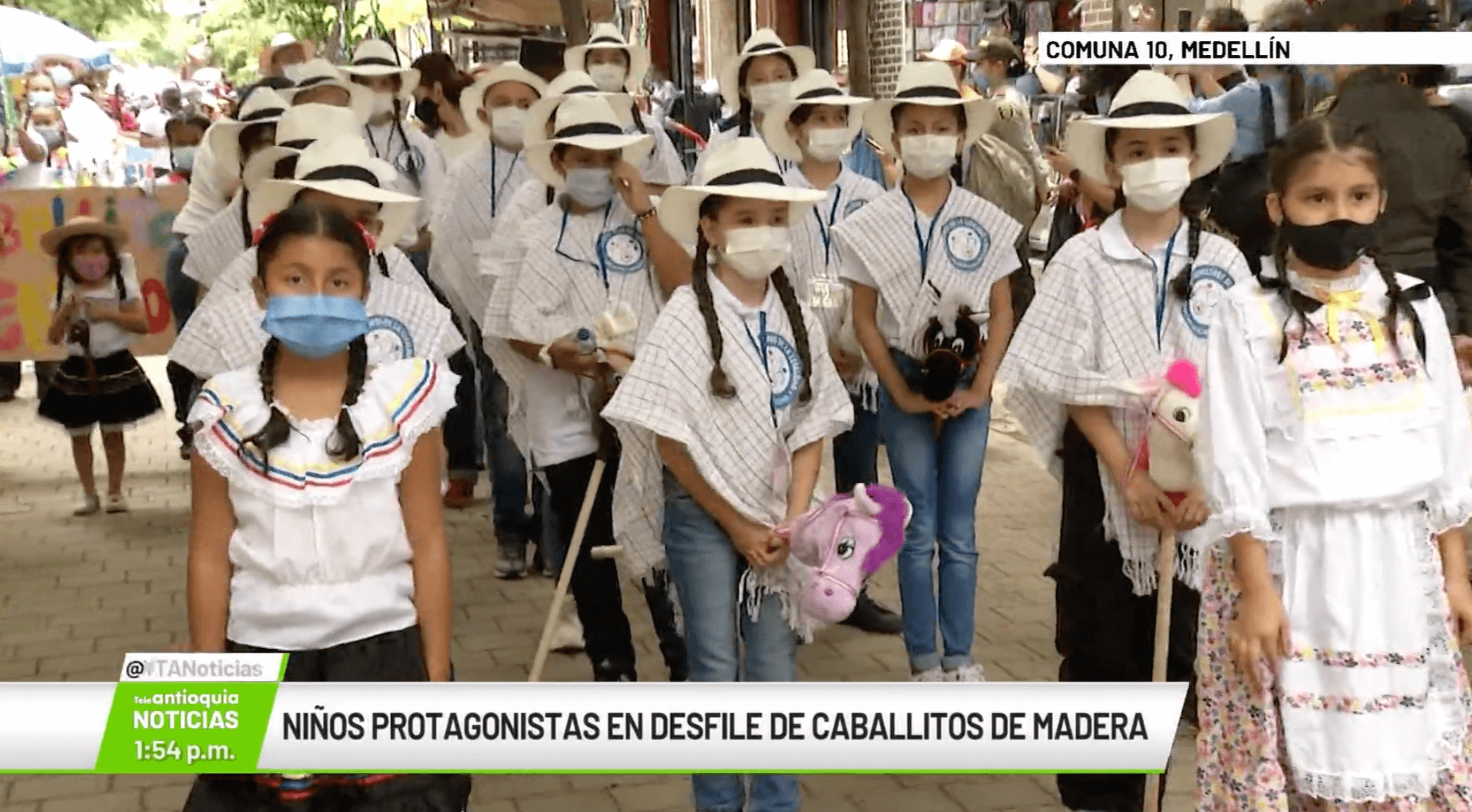 Niños protagonistas en el desfile de caballitos de madera