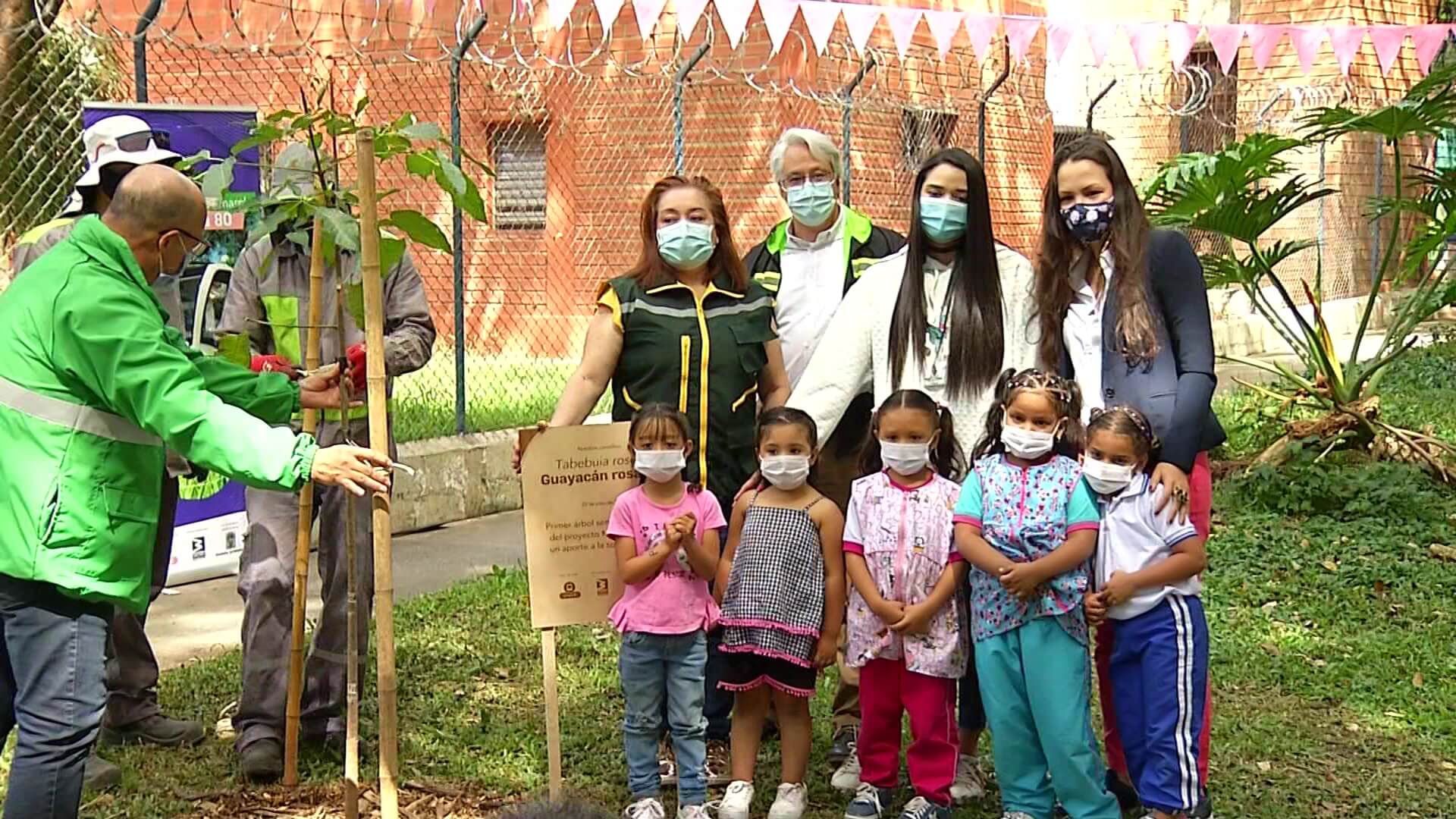 Siembra de árboles en zona de influencia de Metro de la 80