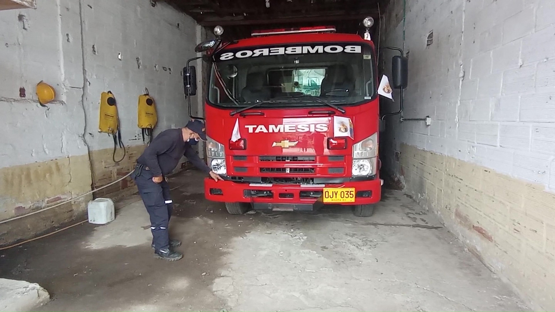 Roban elementos de carro de Bomberos de Támesis