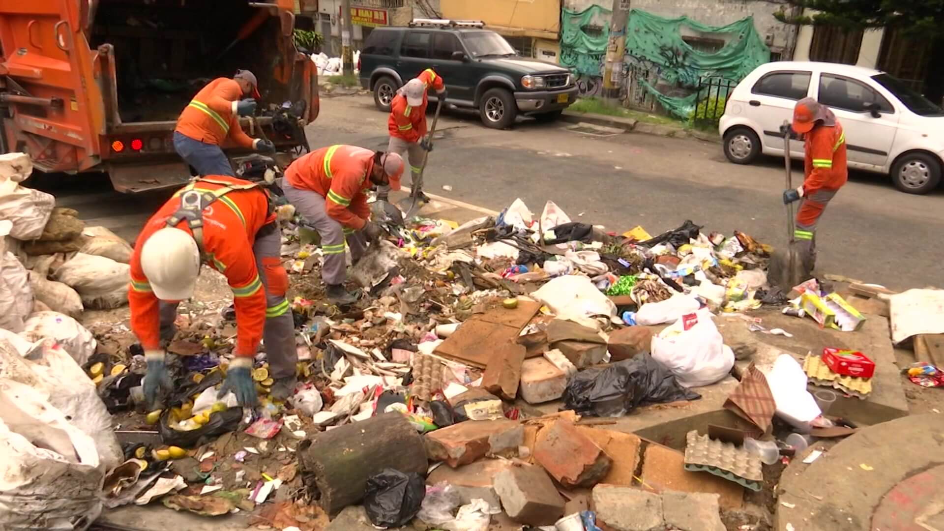 Basuras ocasionan inundaciones en estaciones Metroplús