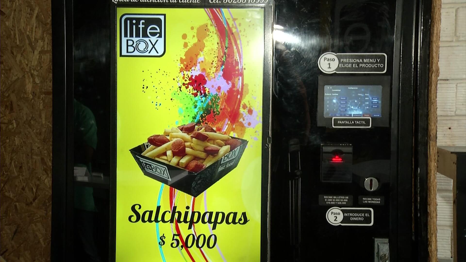 Dispensador de salchipapas creado por paisas