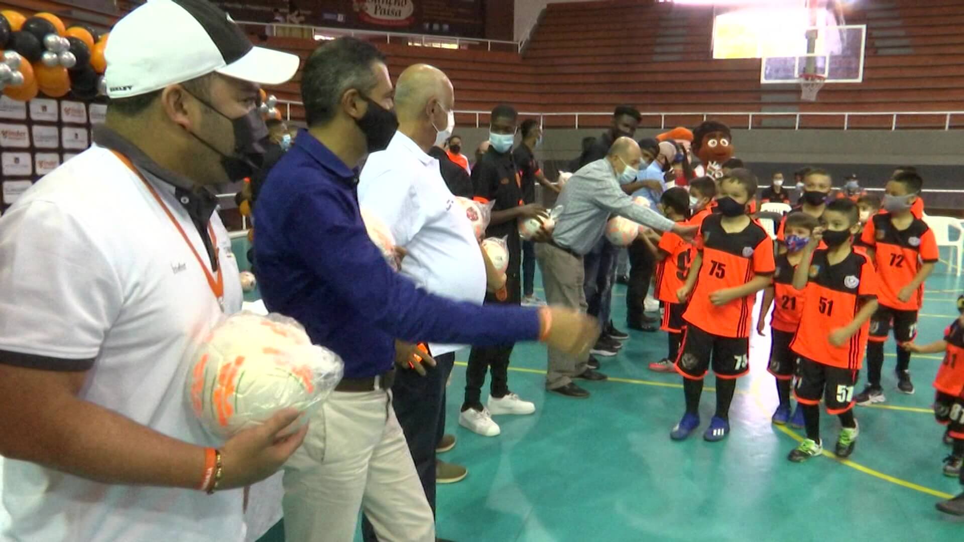 Envigado F.C. comparte su buen momento con los jóvenes