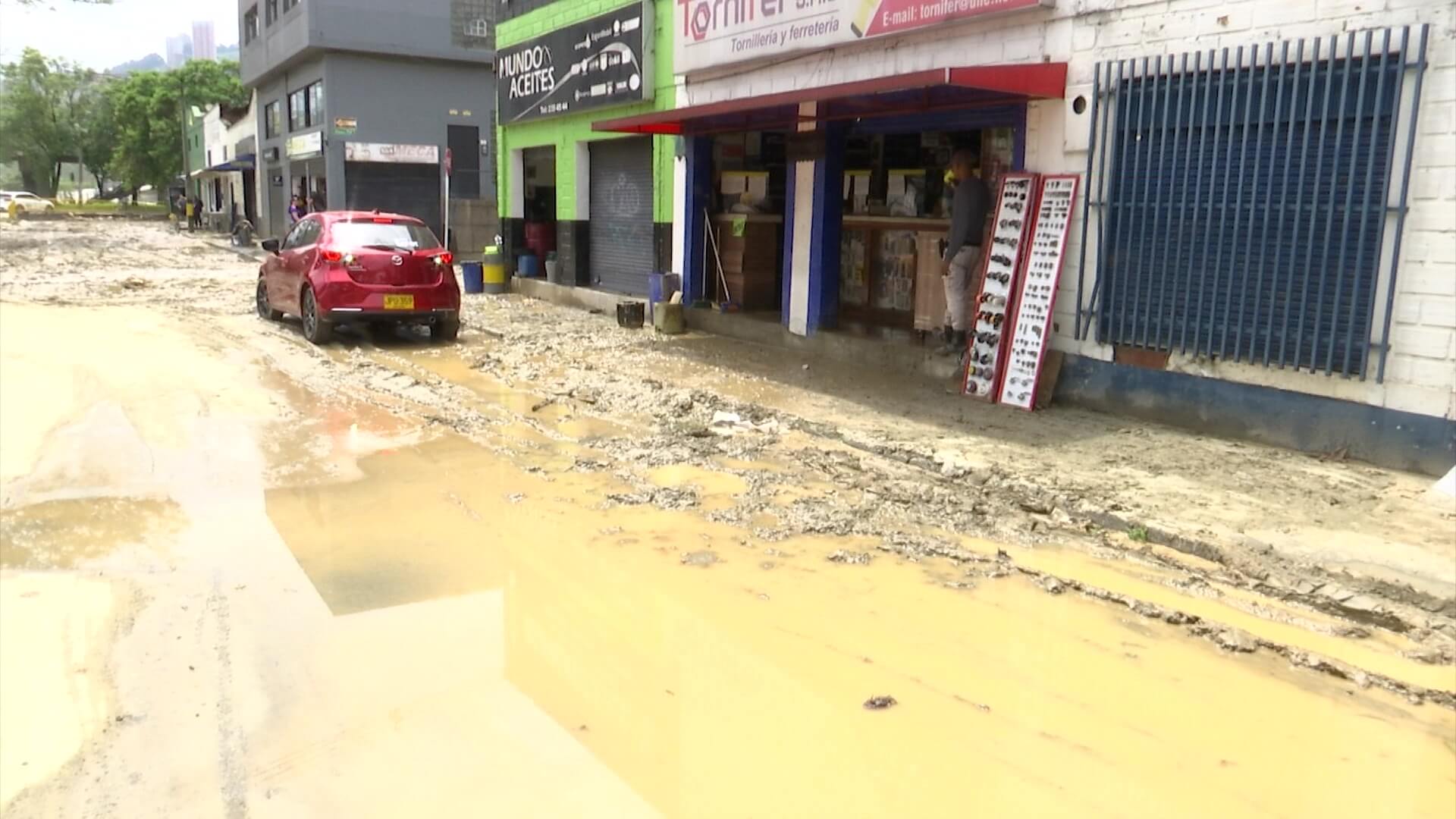 Fuertes lluvias causaron estragos en calles, casas y comercio