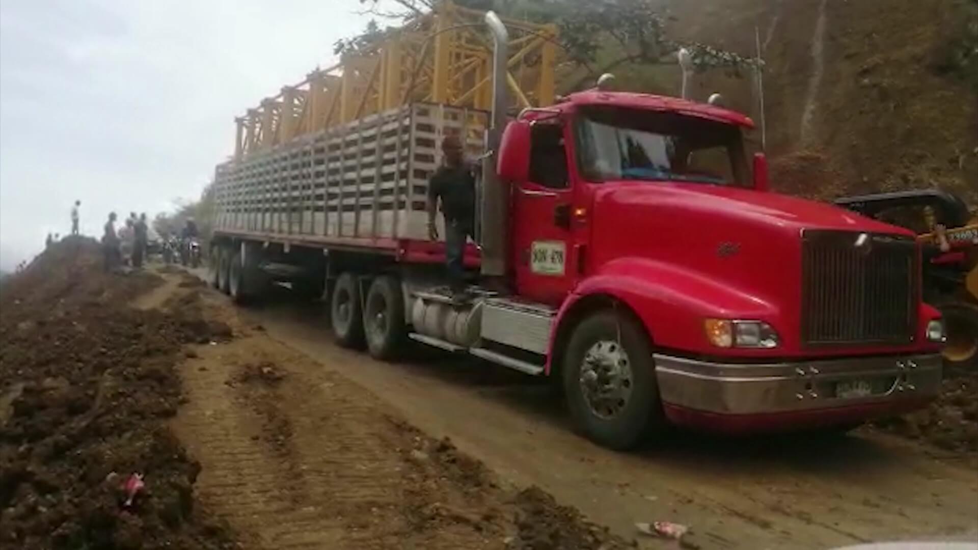 Habilitan paso por dos puentes en construcción