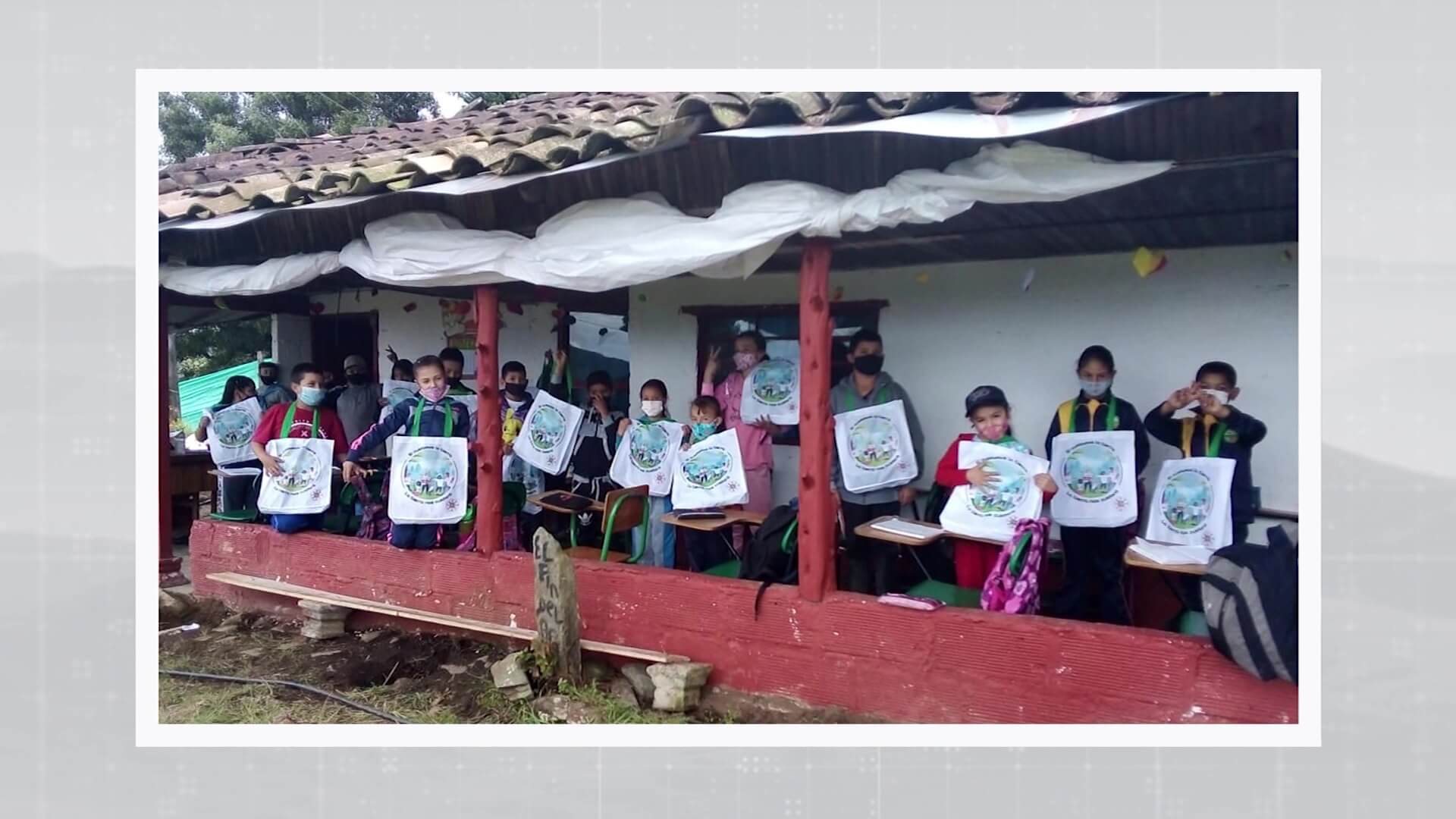 Niños esperan que su escuela sea reparada