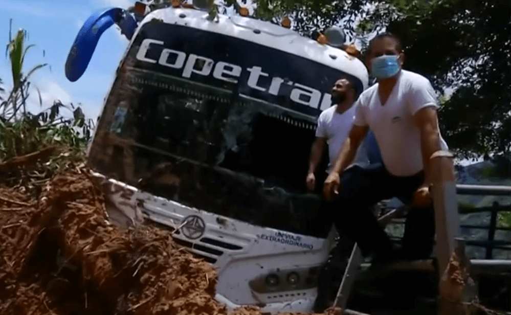 Sin lesionados, bus atrapado en derrumbe