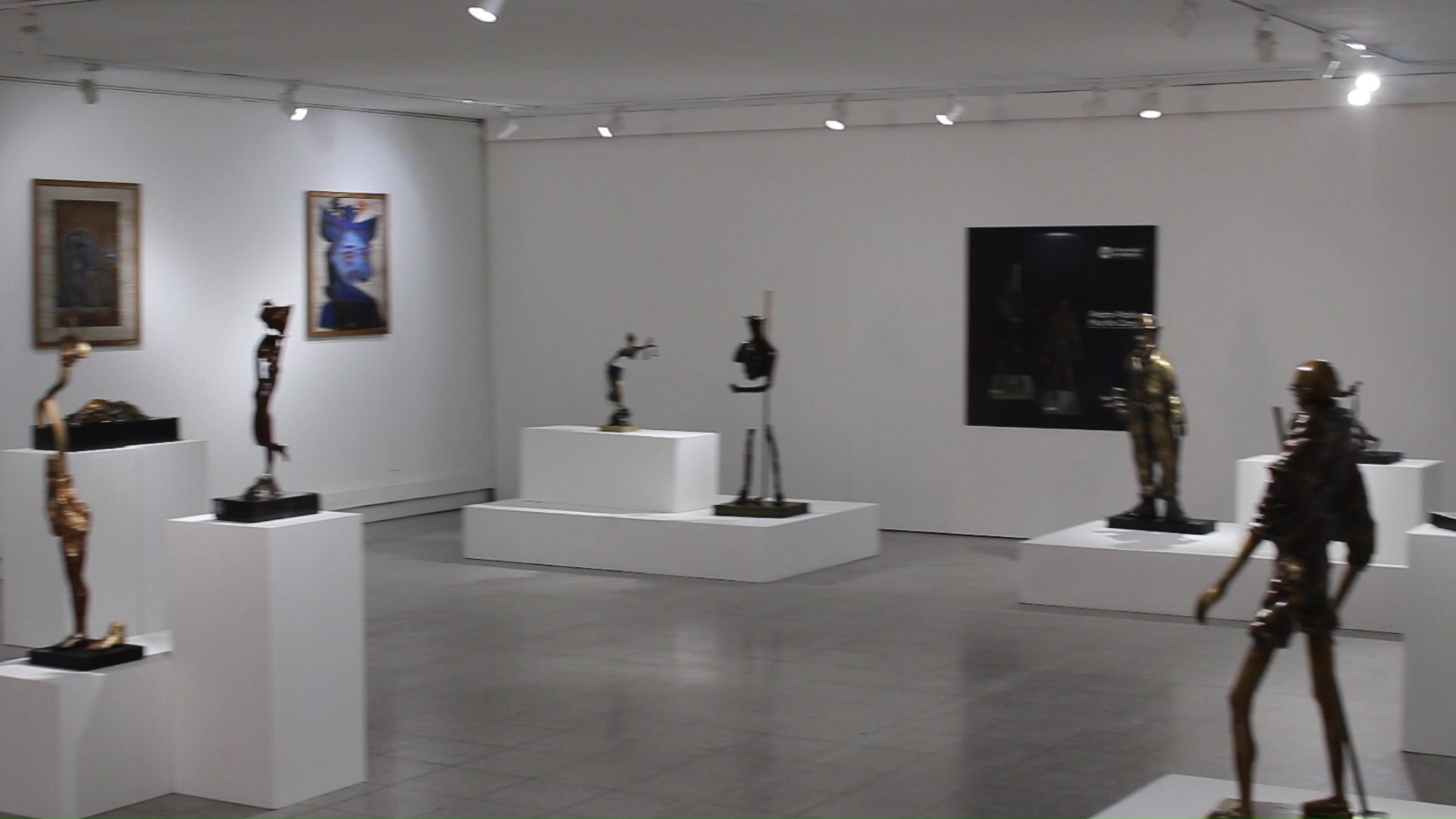 Exposición de esculturas fragmentadas en la Universidad de Medellín