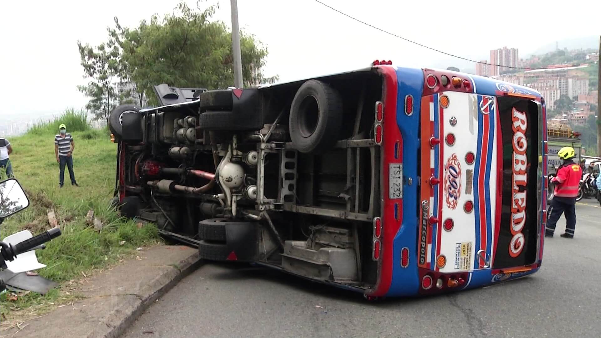 35 lesionados deja volcamiento de bus en Robledo