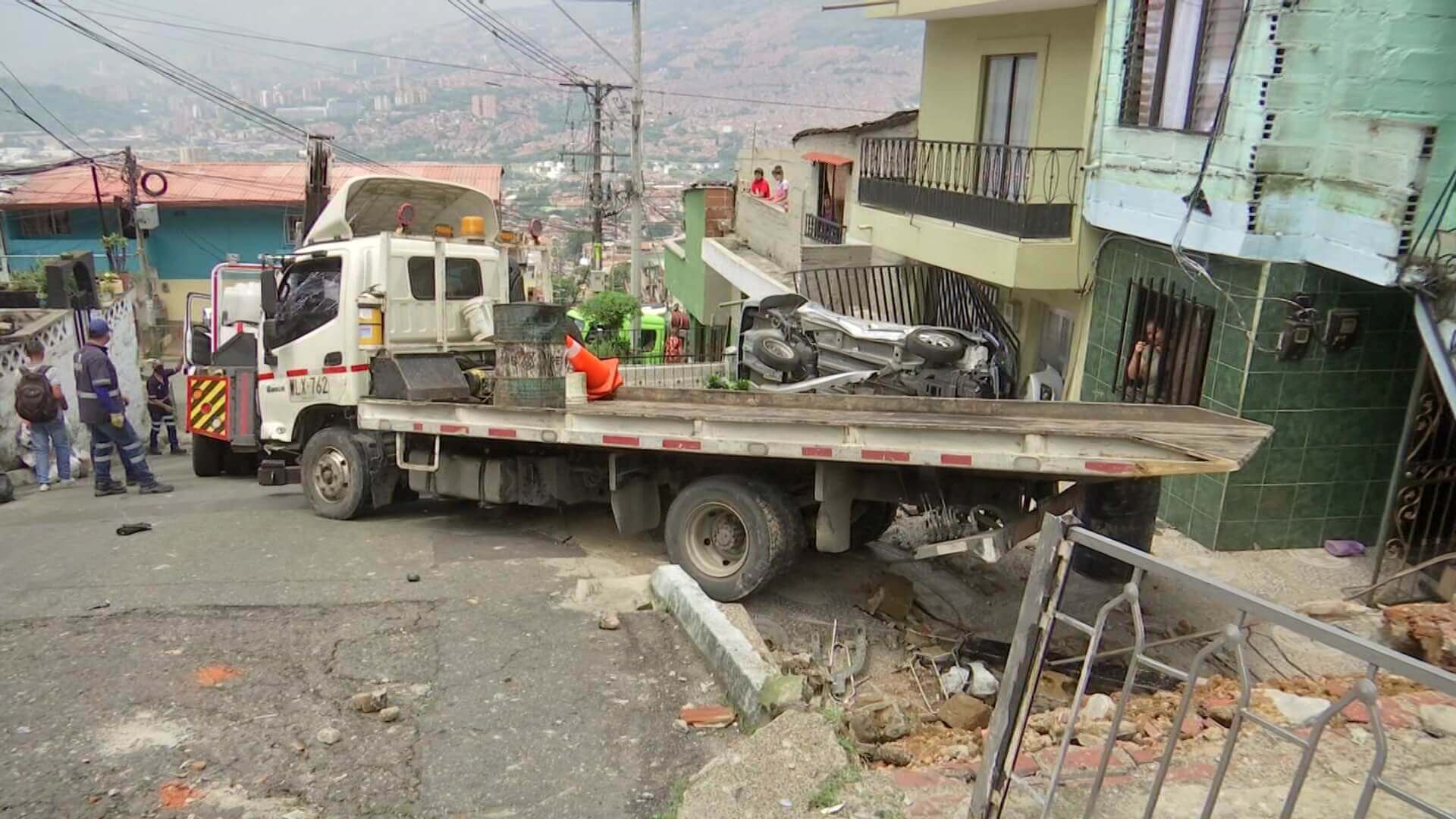 Accidente en Manrique dejó siete viviendas y dos carros afectados