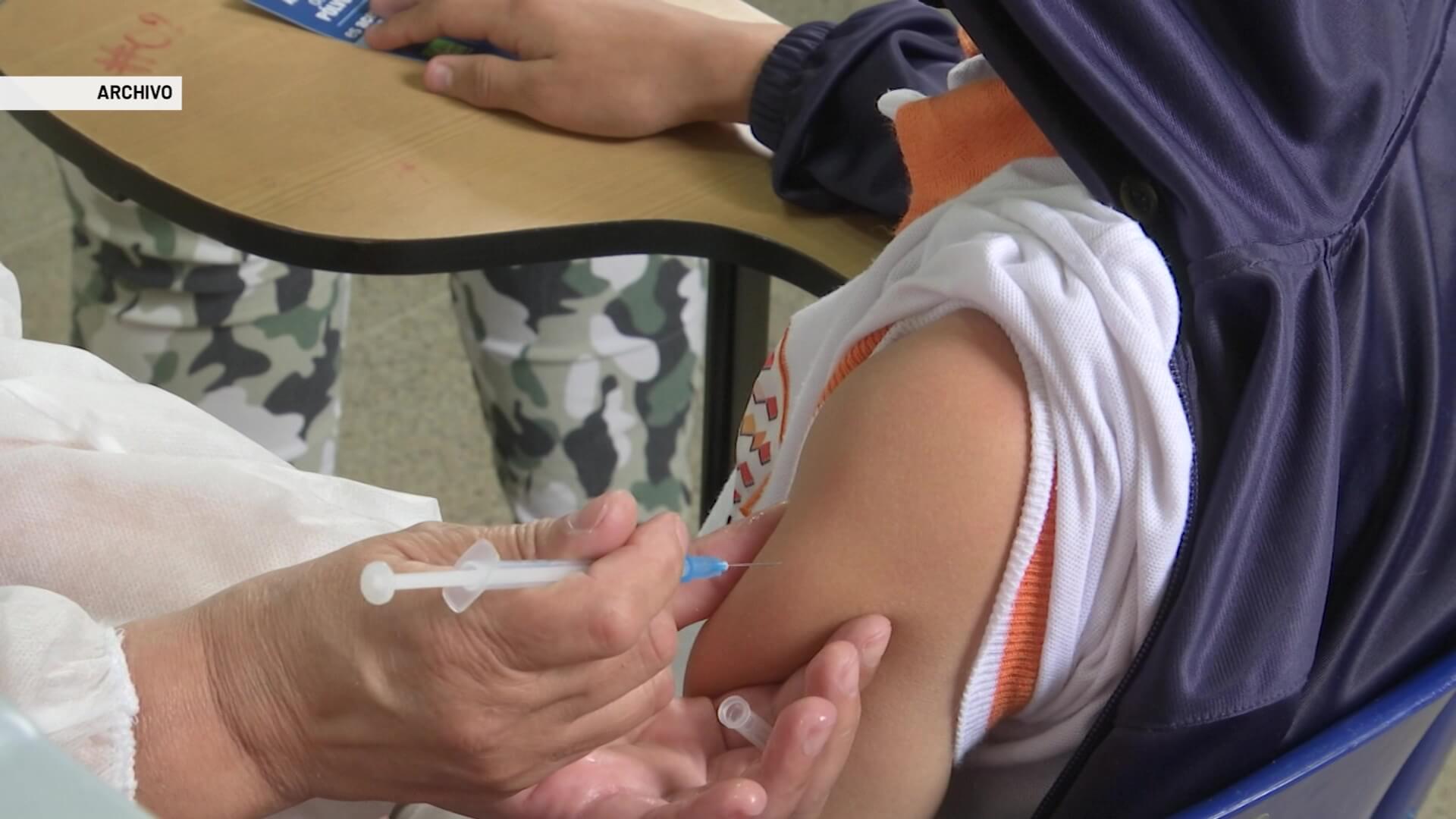 Avanza vacunación a alumnos en instituciones educativas
