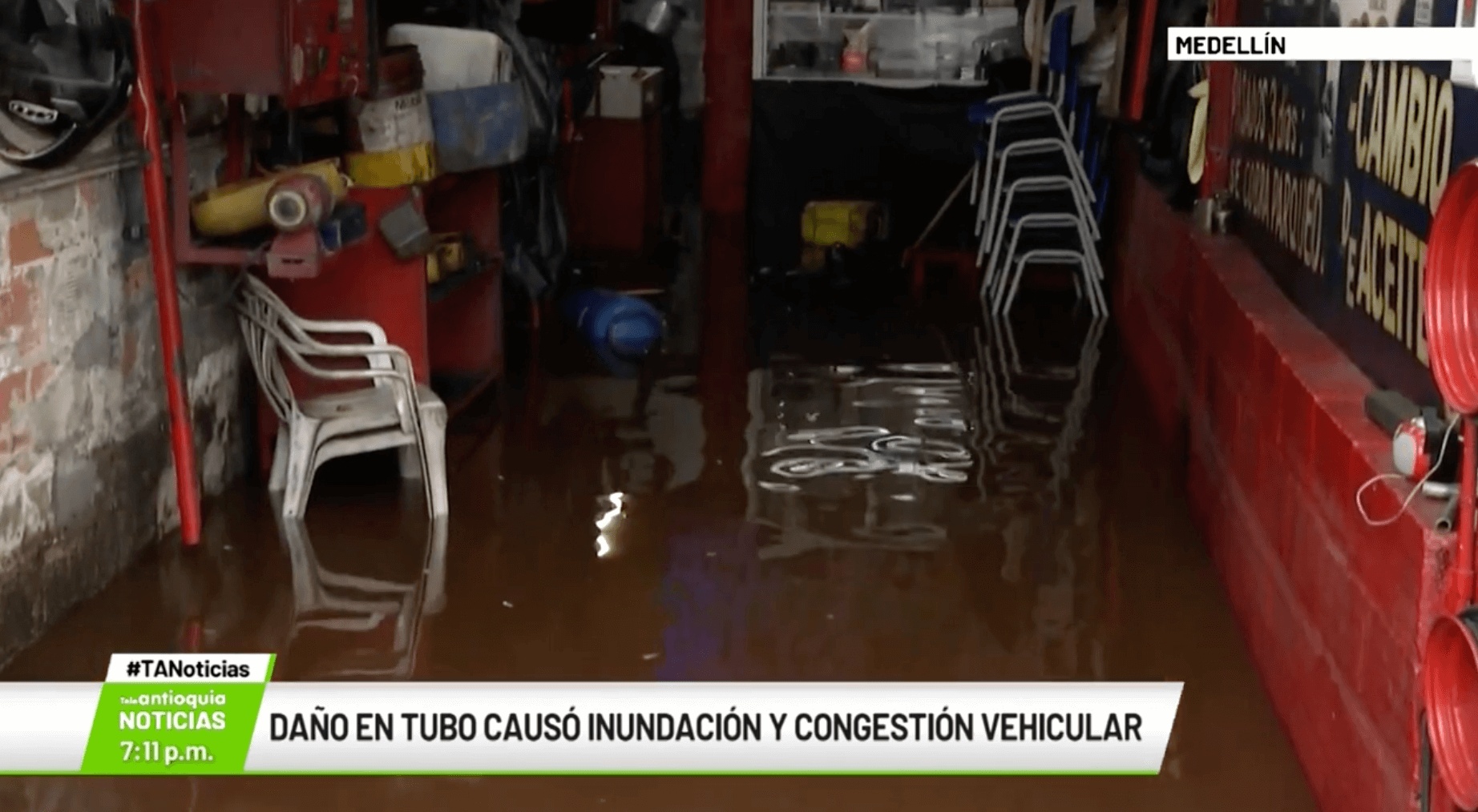 Daño en tubo causó inundación y congestión vehicular