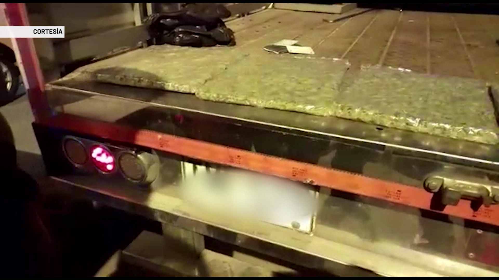 Decomisan marihuana en un furgón, conductor intentó huir