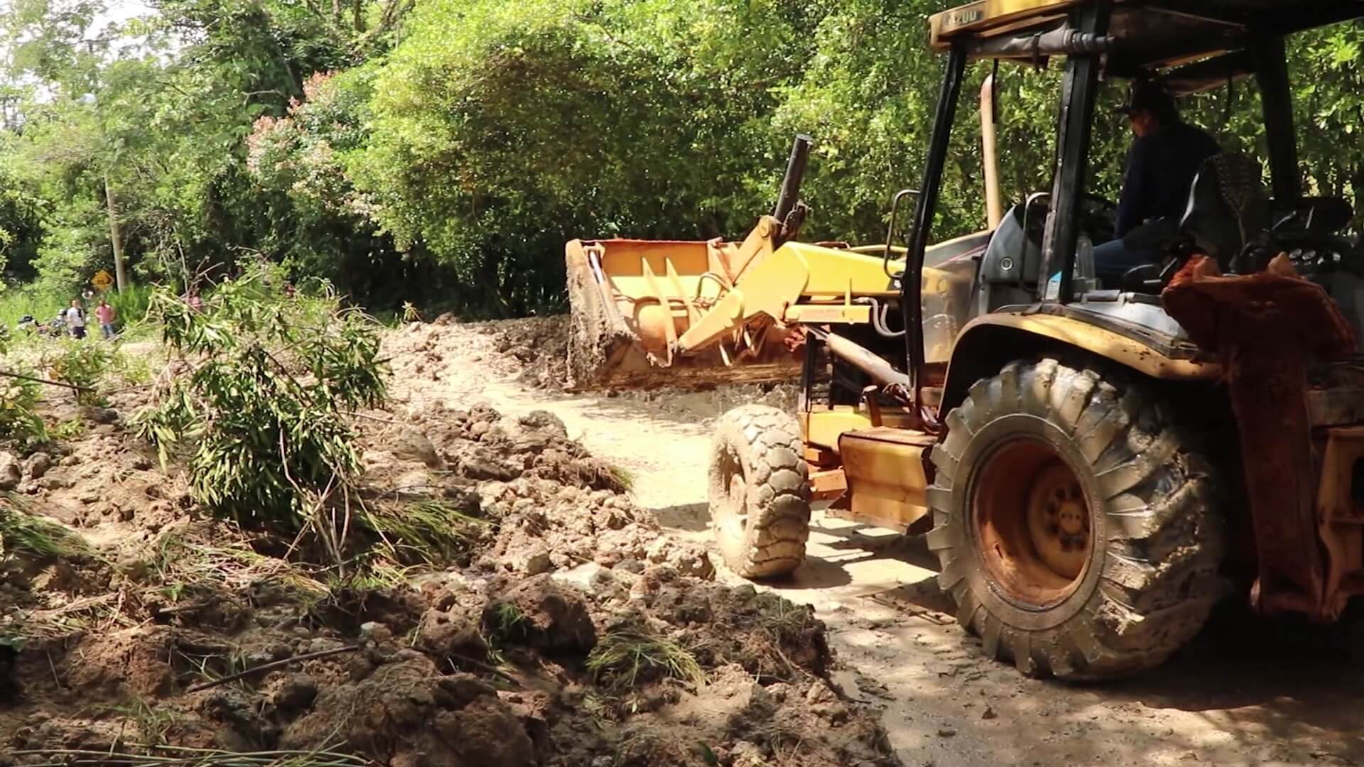 Deslizamiento de tierra afecta movilidad en el Suroeste