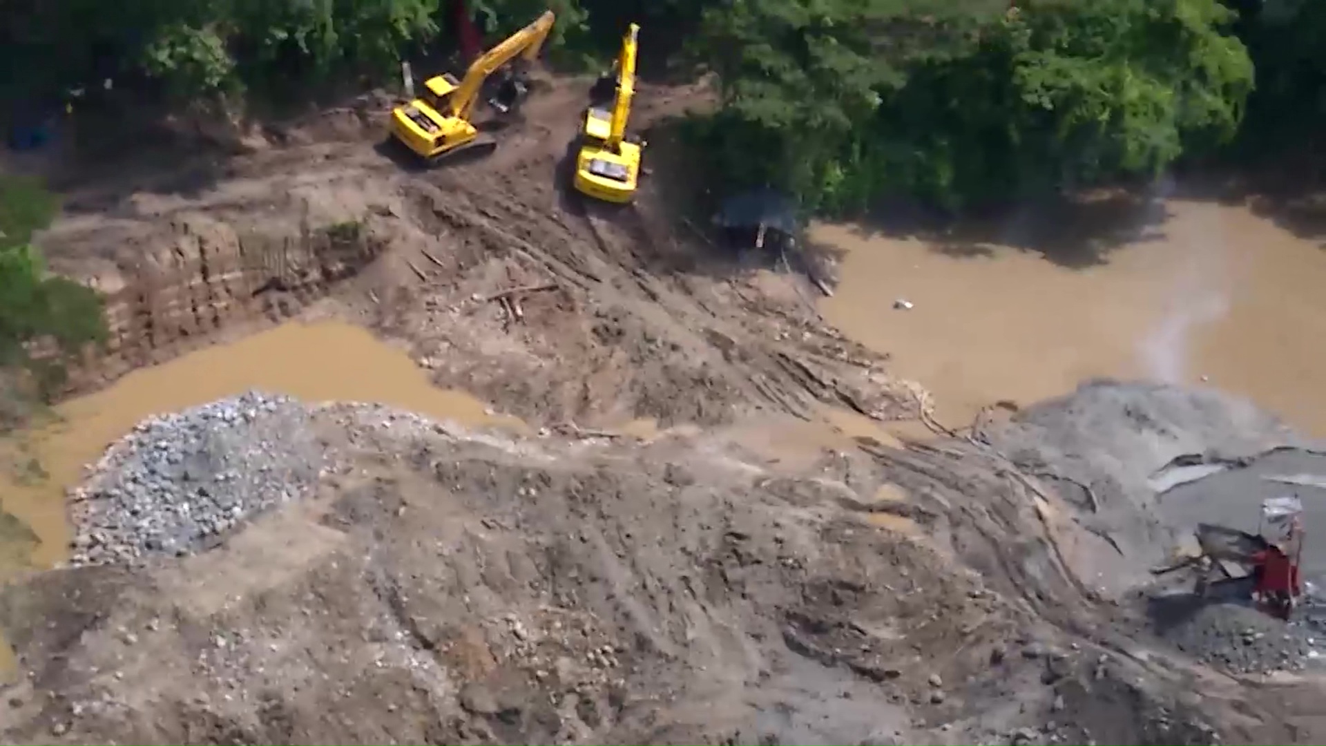 Destruida maquinaria usada para minería ilegal