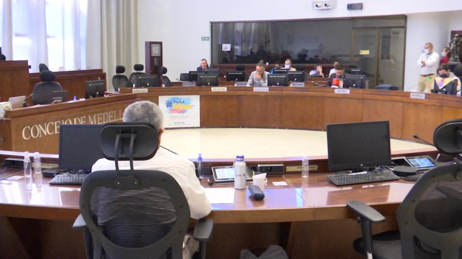 División entre alcalde y Concejo de Medellín por UNE