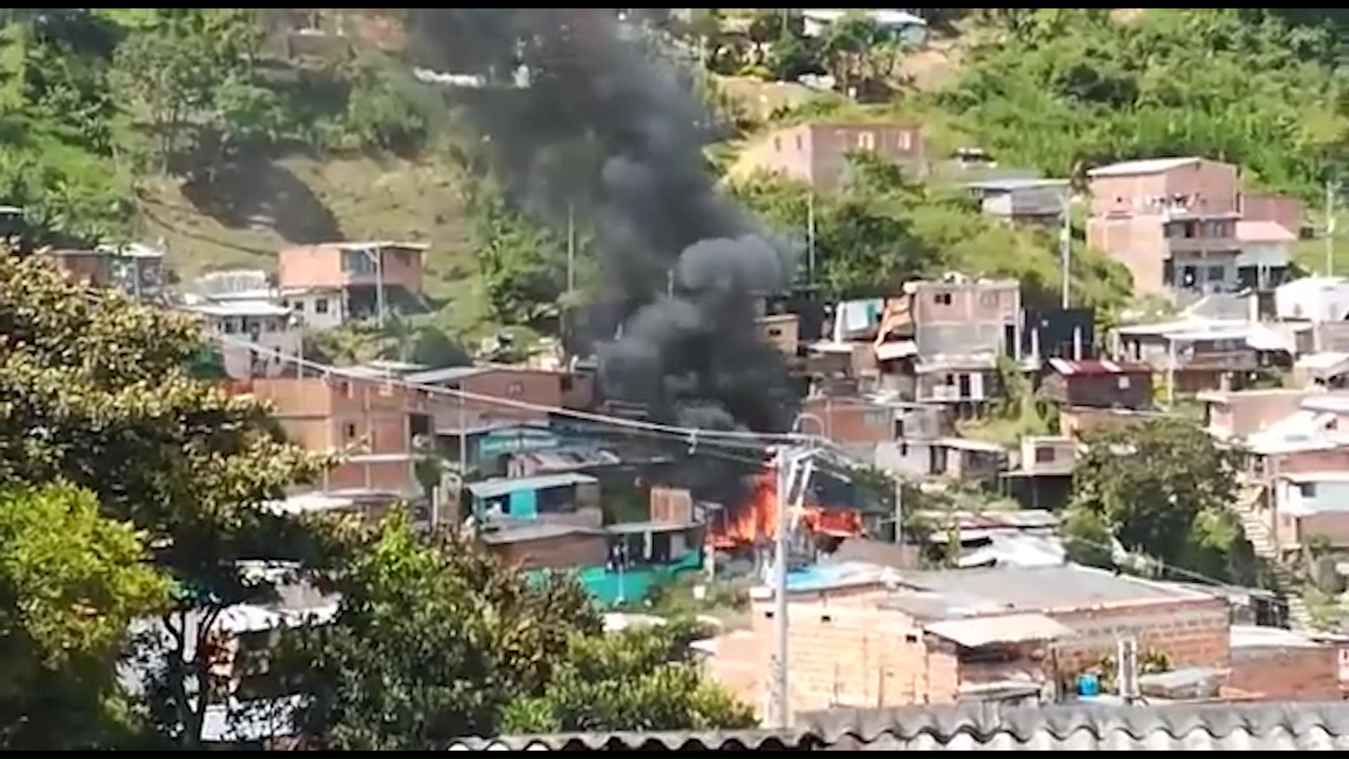 Incendio consumió tres viviendas, no hubo lesionados