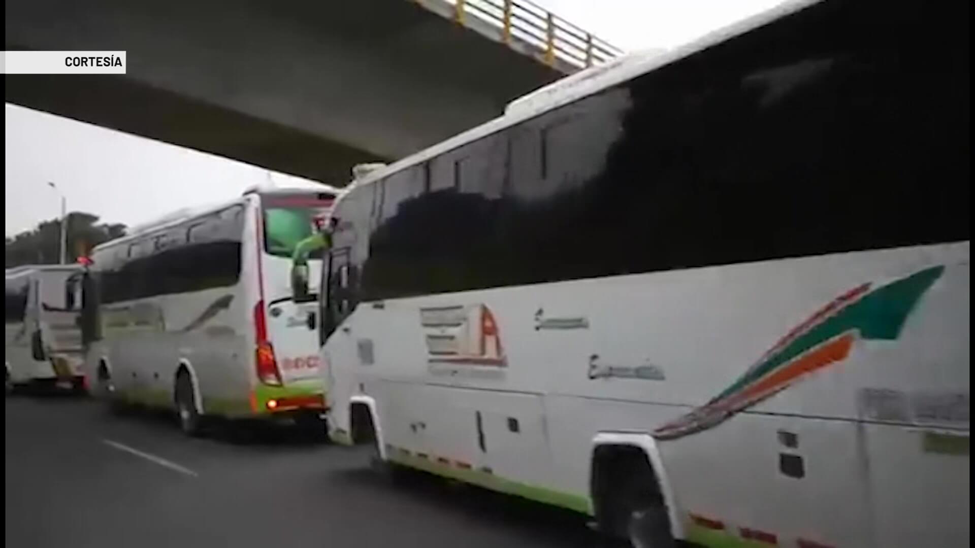 Más de 14 buses en caravana de retorno a Ituango
