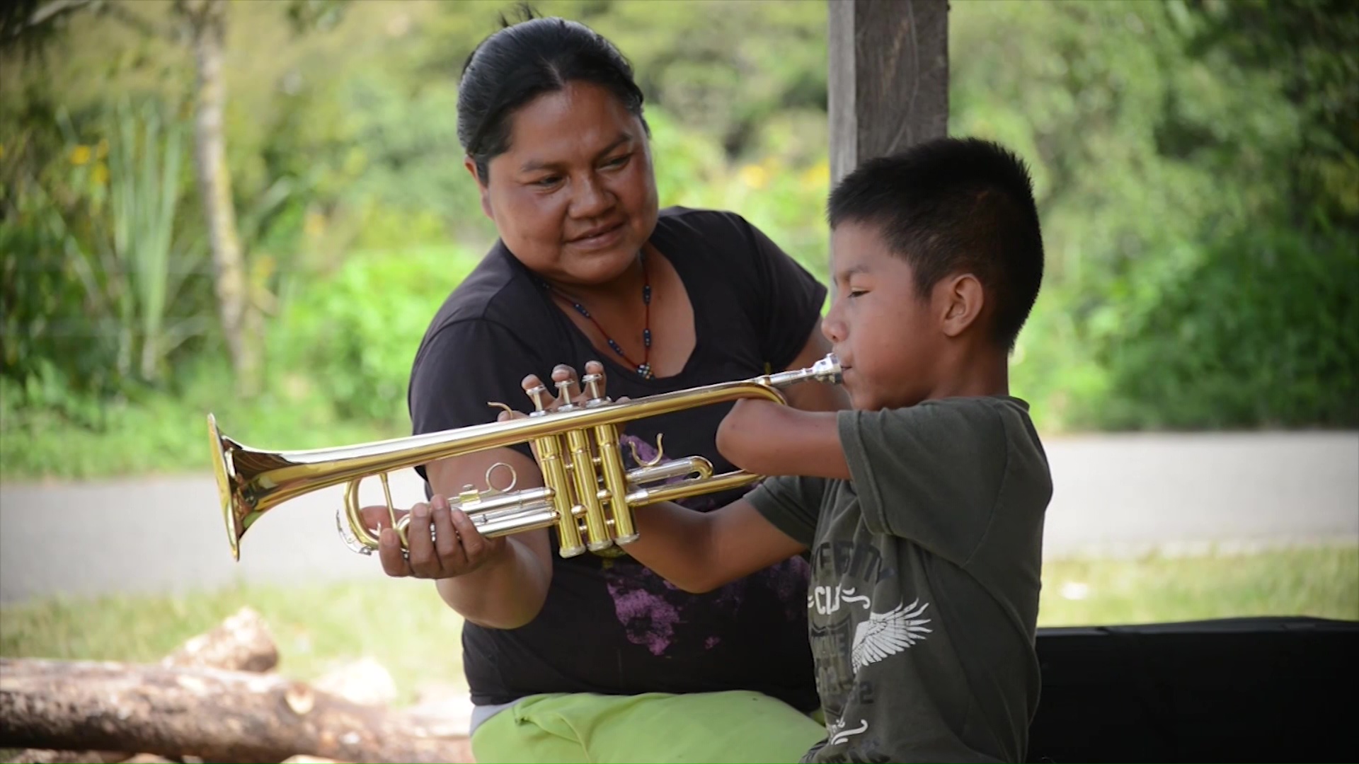 Niño indígena es ejemplo de superación a través de la música