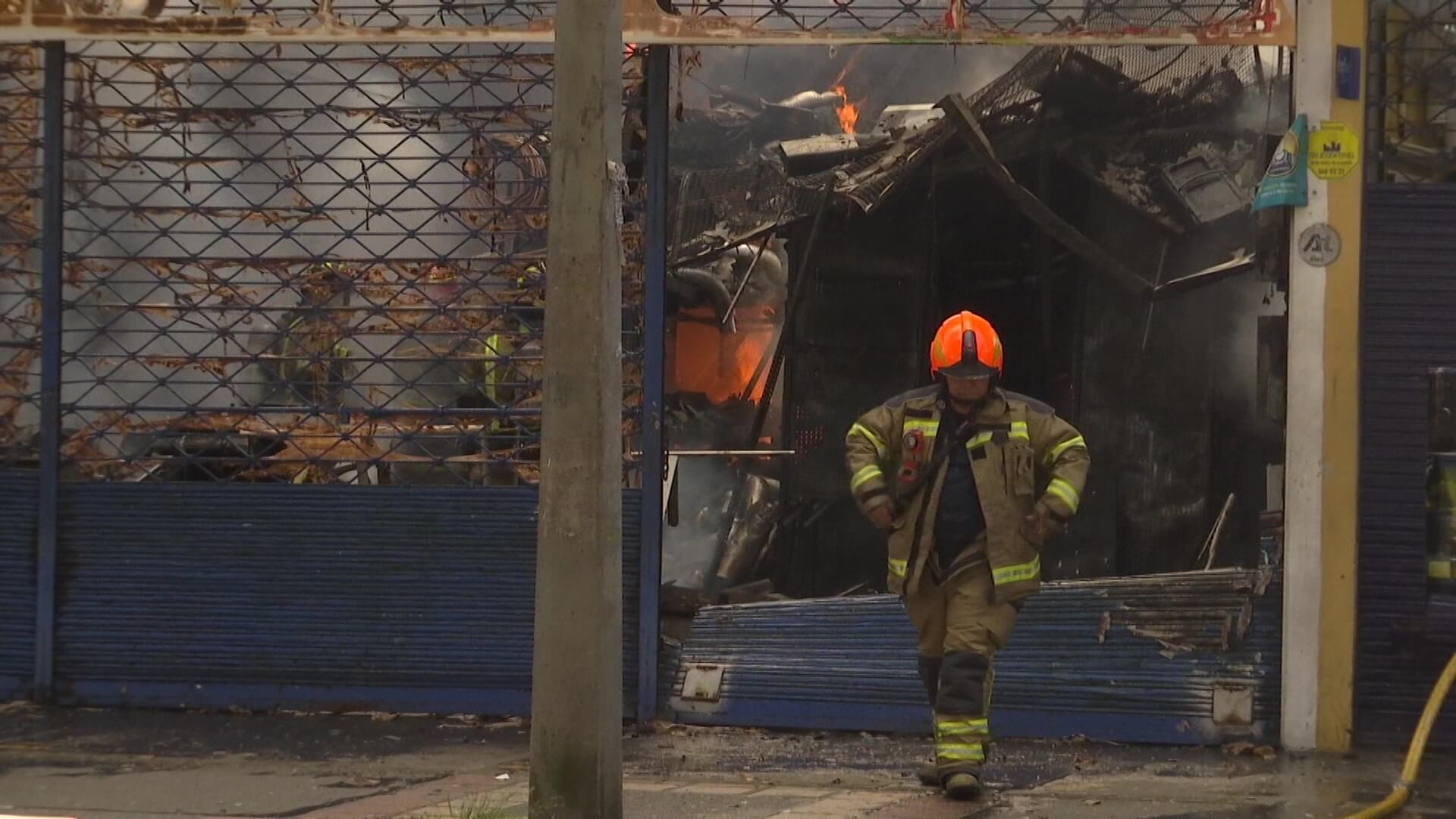 Pérdidas millonarias dejó incendio en tres locales en el Centro