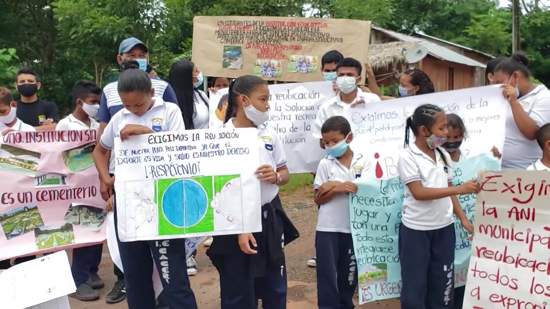Protesta por explotación de terreno de institución educativa