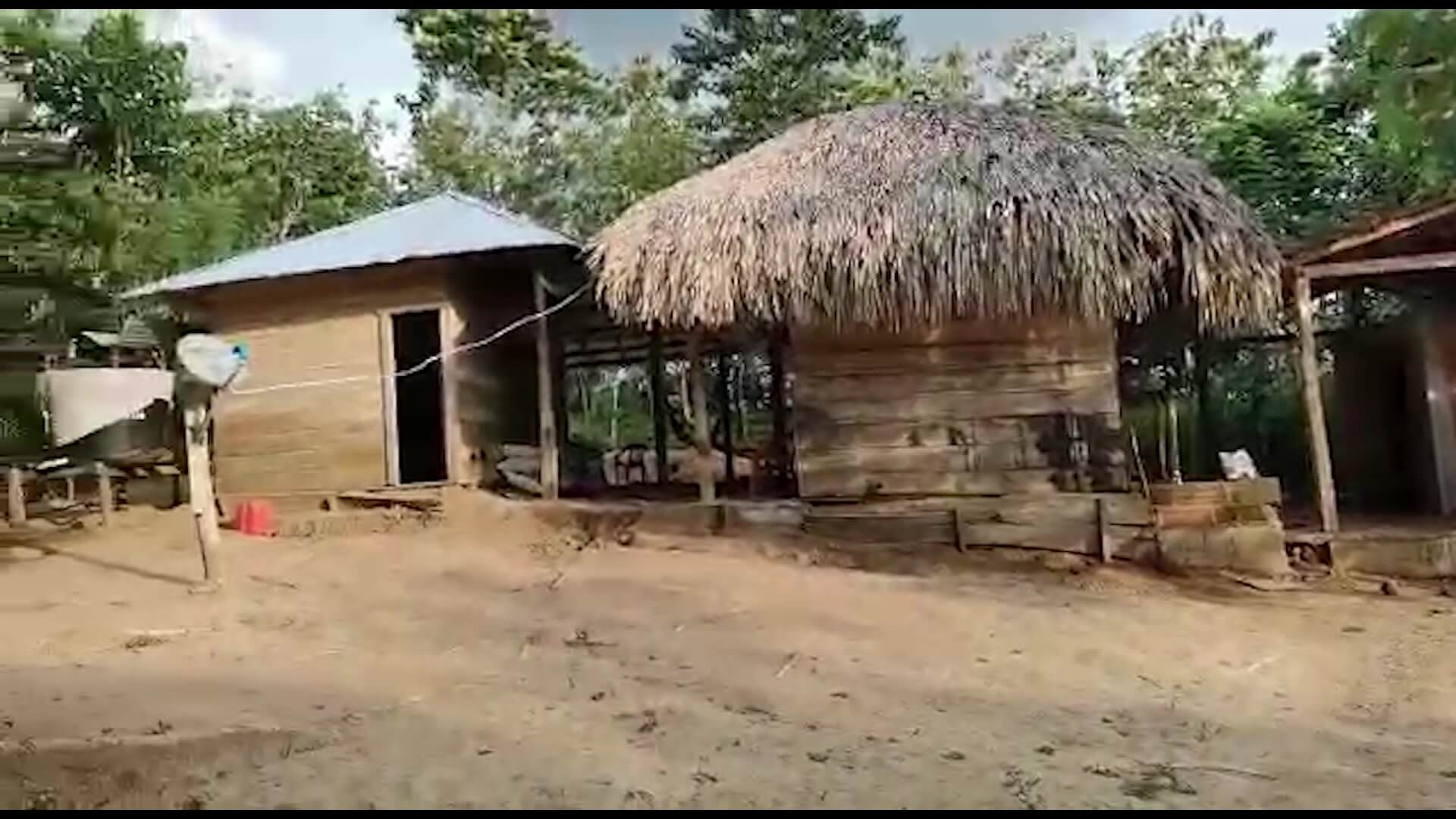 Televisión satelital y una menor en la cabaña de ‘Otoniel’