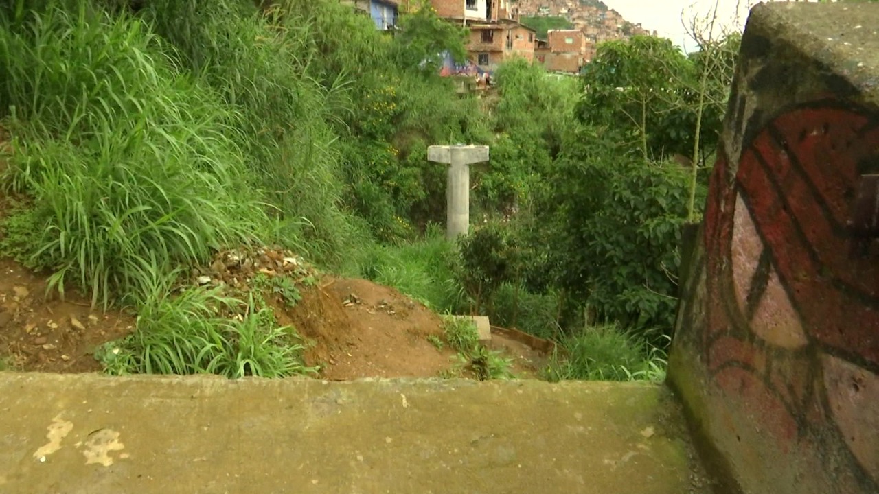Reconstruyen puente de guadua de la Comuna Uno