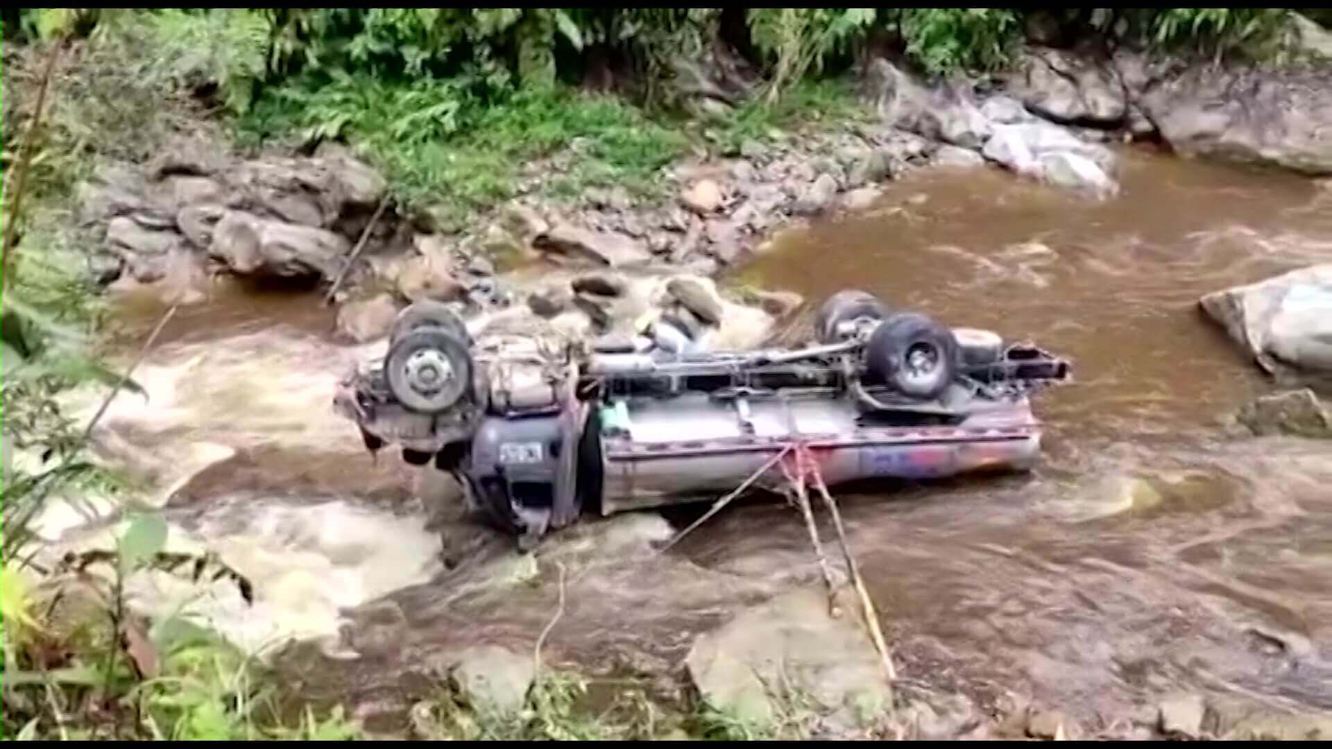 Carrotanque cargado con ACPM cayó al río Anorí