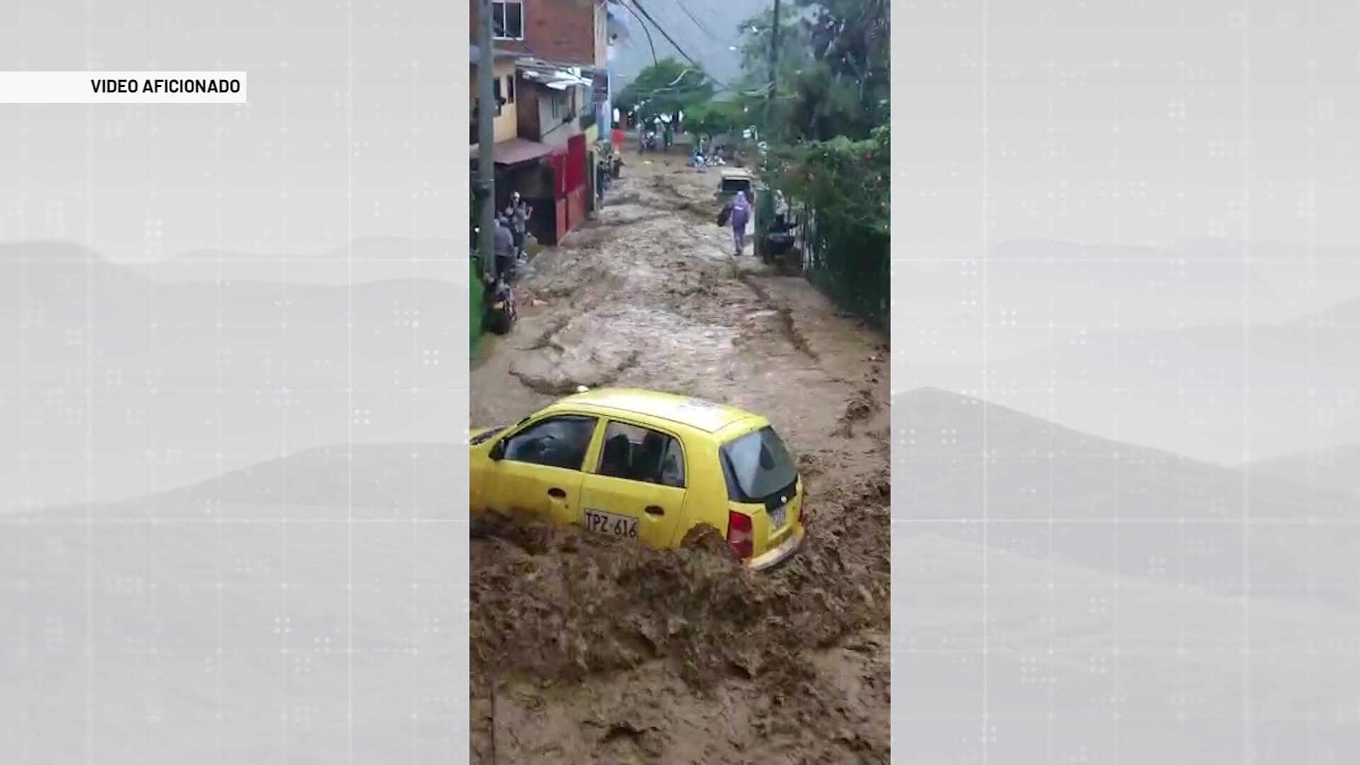 Desbordamiento de quebrada y deslizamientos por lluvias