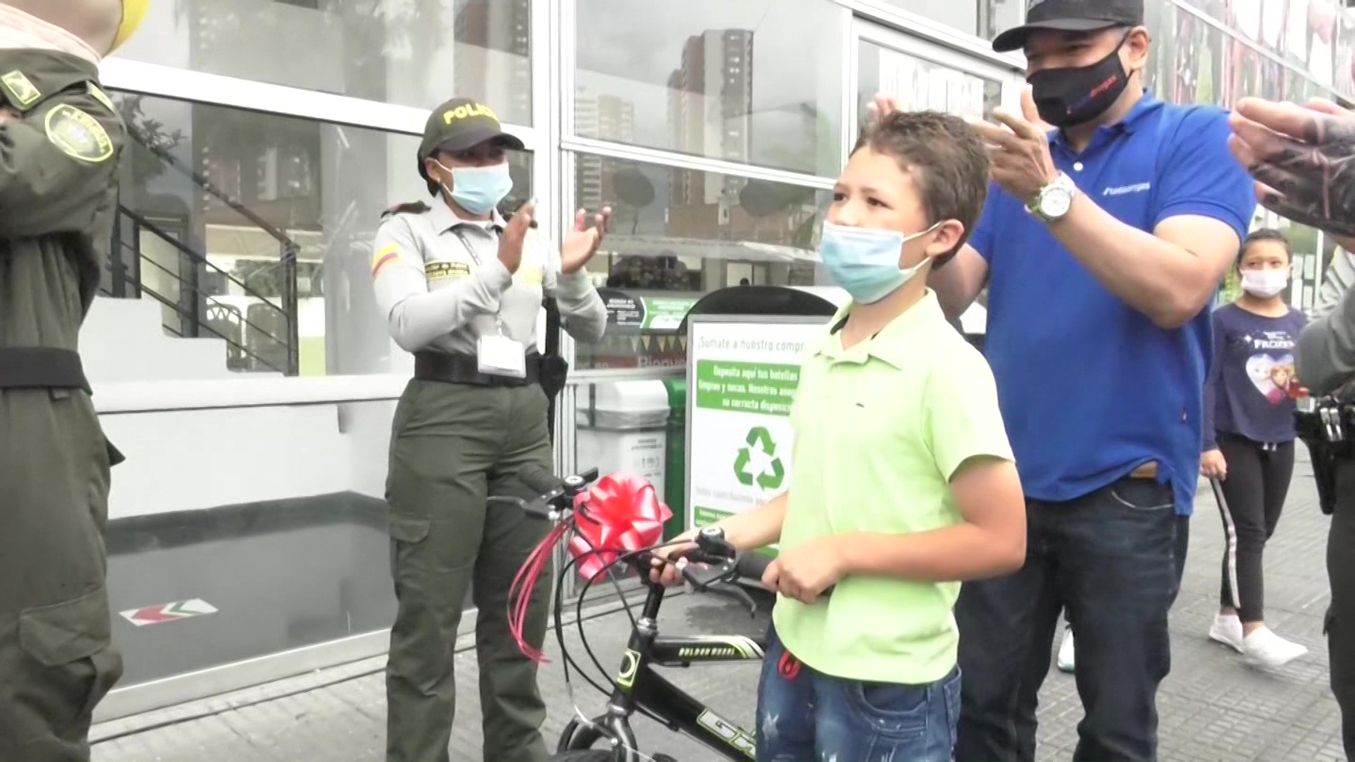 Entrega bicicletas y moto como premio al esfuerzo