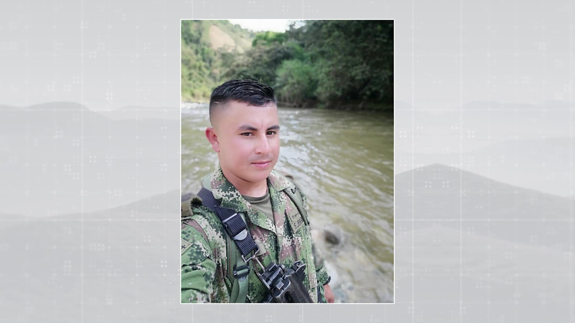 Familiares esperan los cuerpos de militares asesinados en Ituango