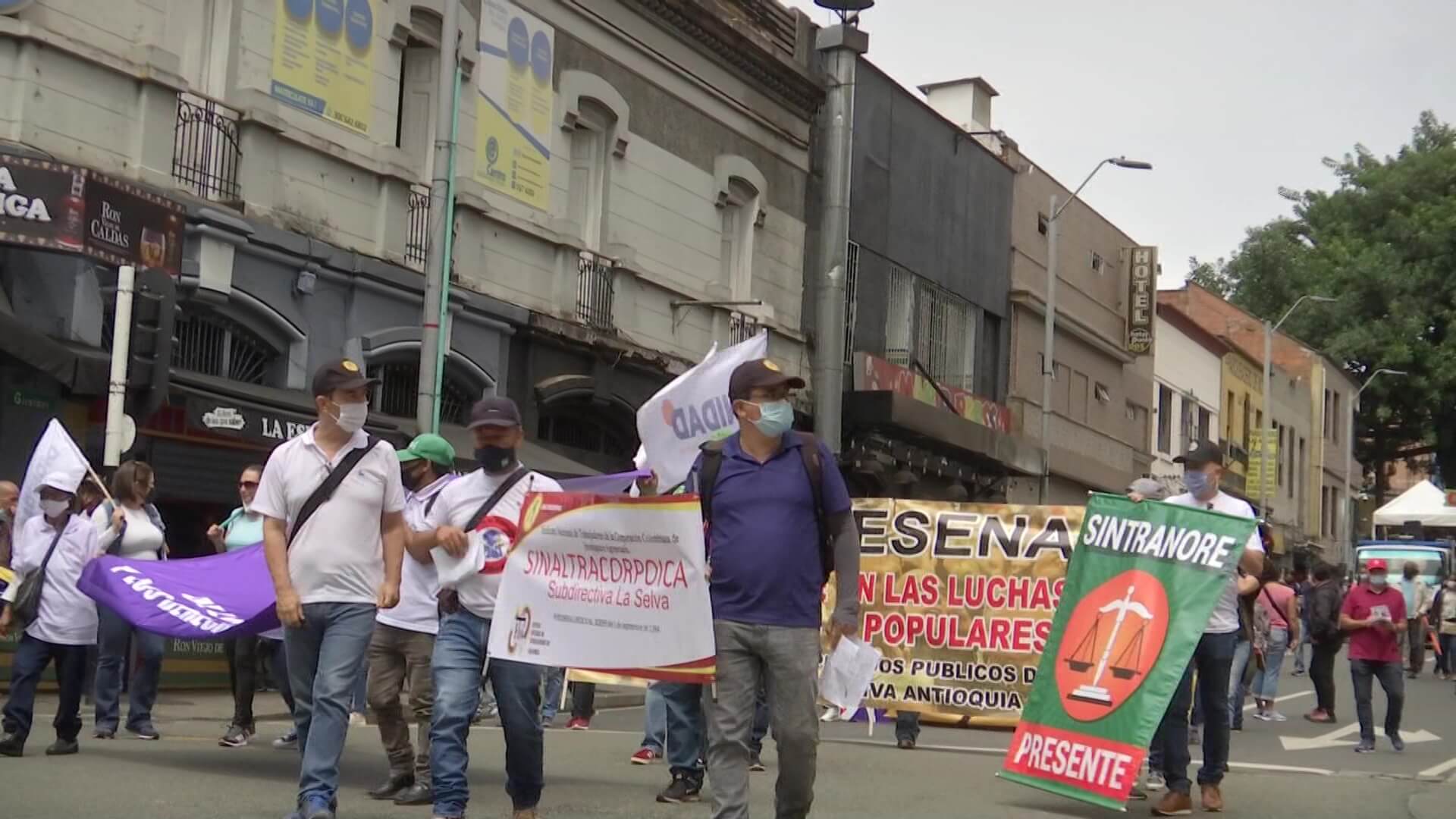 Maestros se manifestaron en las calles de Medellín