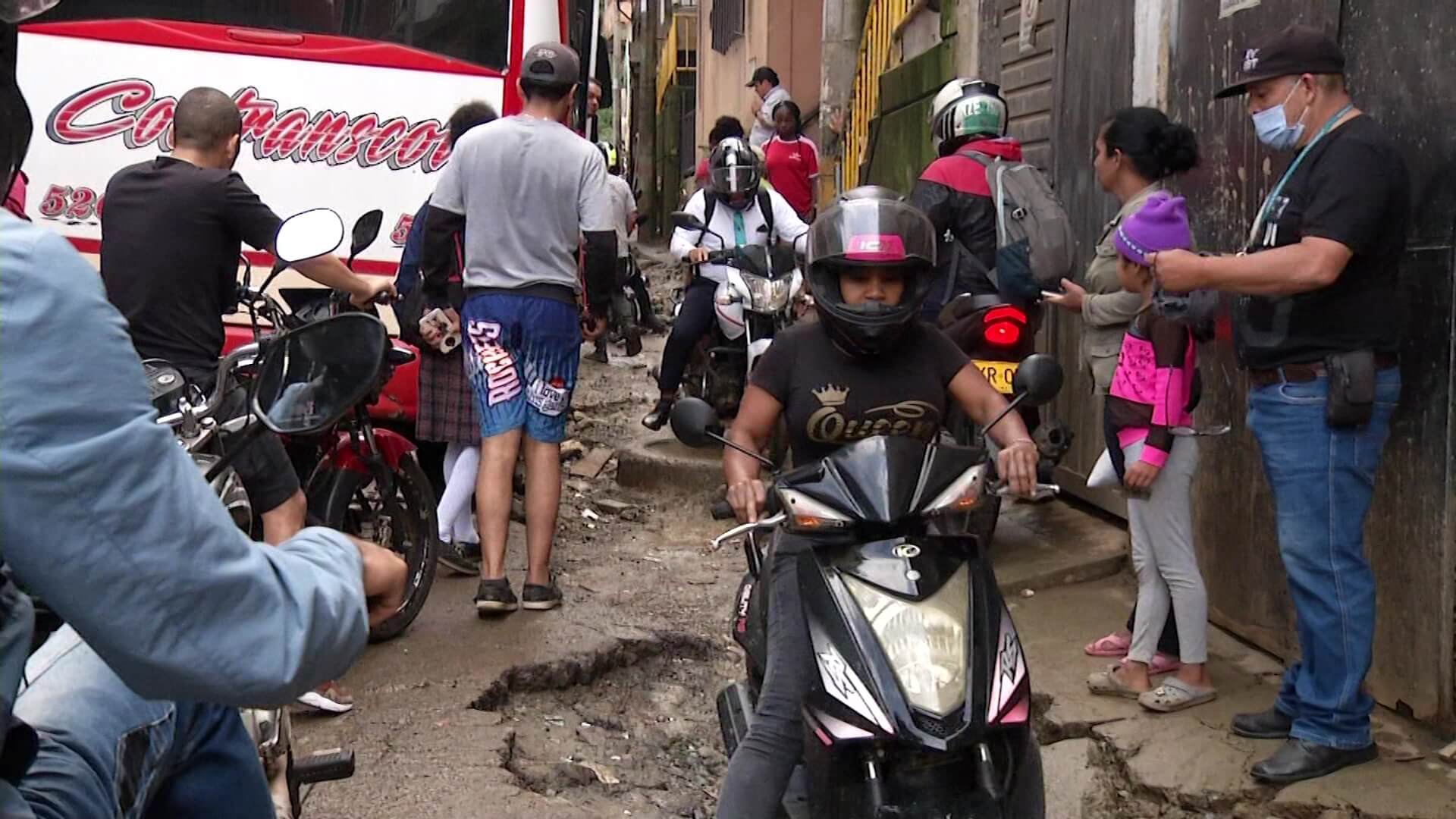 Paro de buses en Santo Domingo Savio por mal estado de la vía